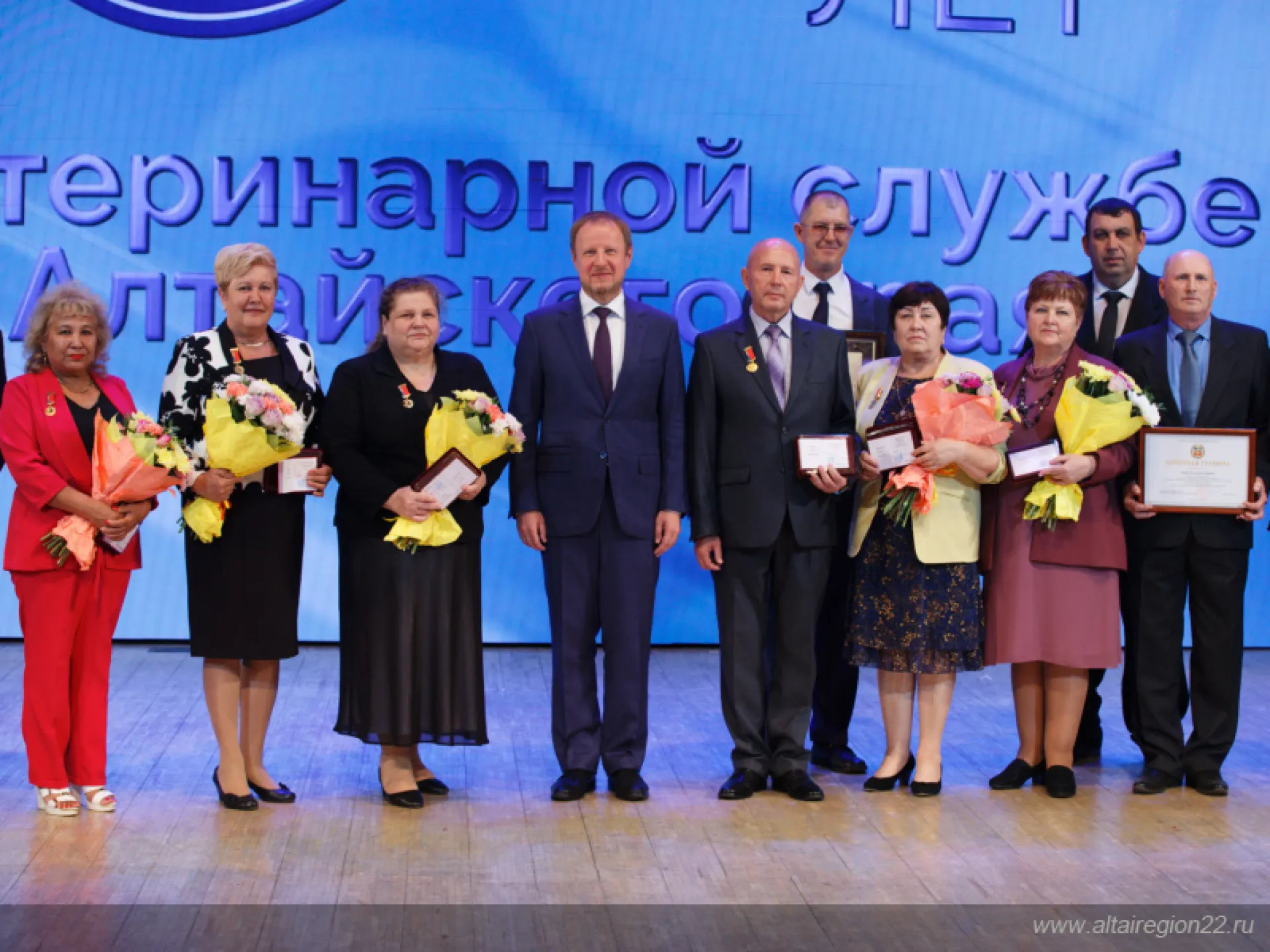 Виктор Томенко поздравил работников ветеринарии с 85-летием со дня образования ветеринарной службы Алтайского края Виктор Томенко поздравил работников ветеринарии с 85-летием со дня образования ветеринарной службы Алтайского края