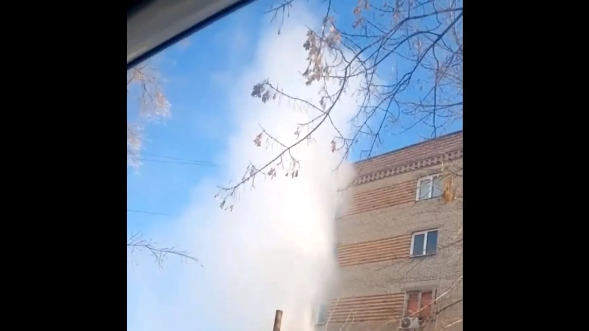 В спальном районе Барнаула образовался гейзер В спальном районе Барнаула образовался гейзер