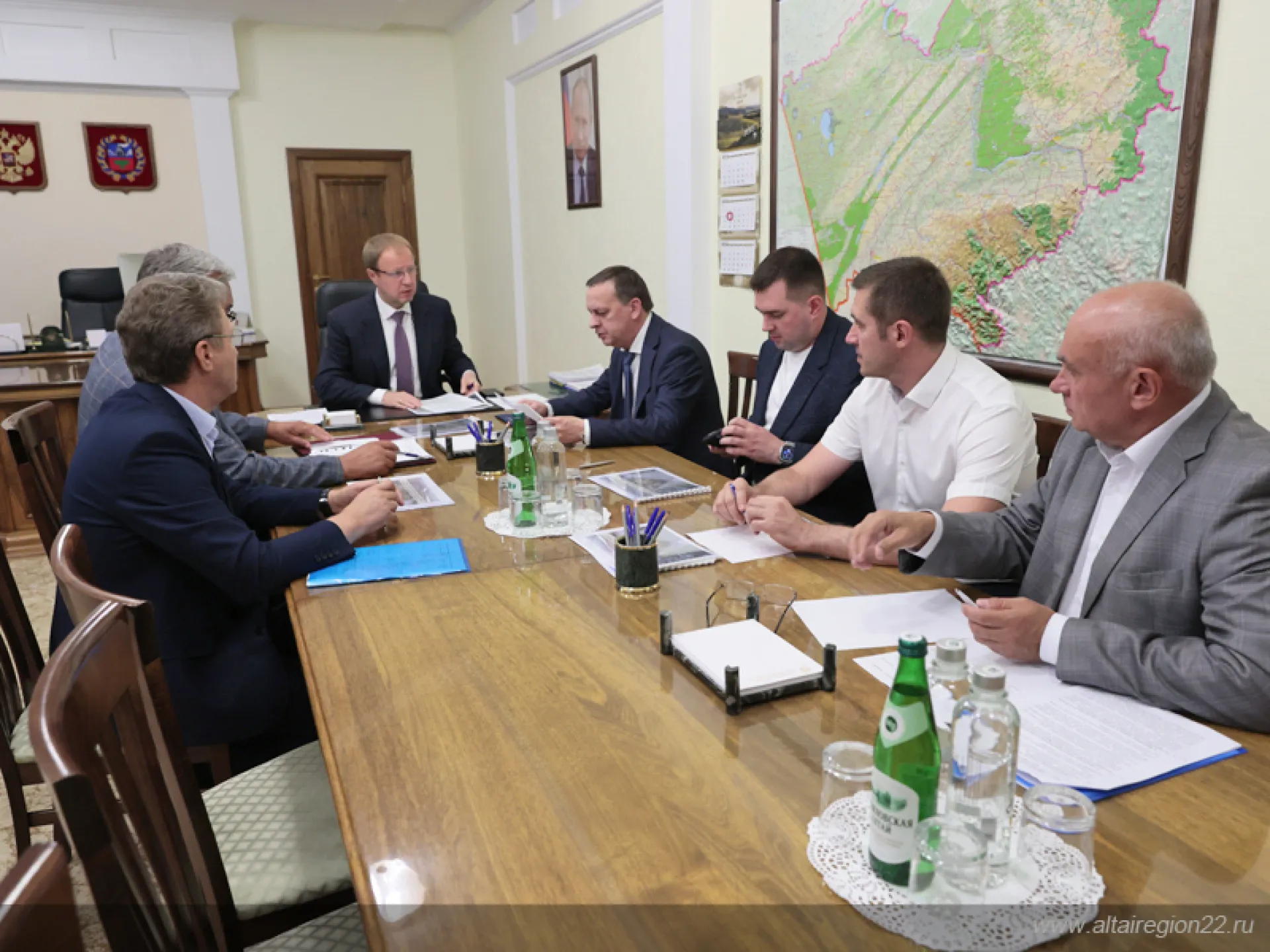 Виктор Томенко обсудил с главой Росводресурсов перспективы защиты населенных пунктов Алтайского края от паводка