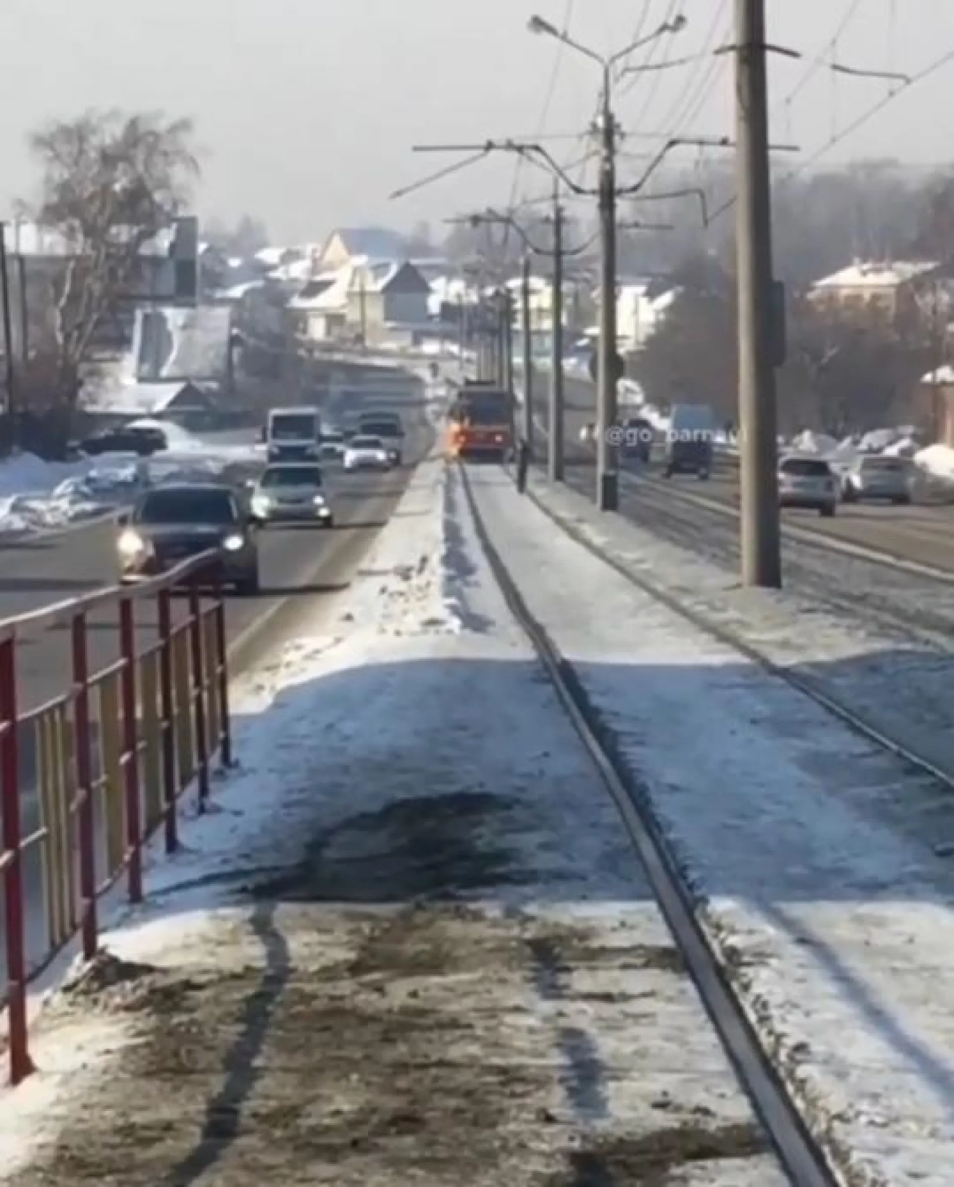 Видео: мальчик устроил забег перед трамваем, чтобы успеть на посадку, в Барнауле