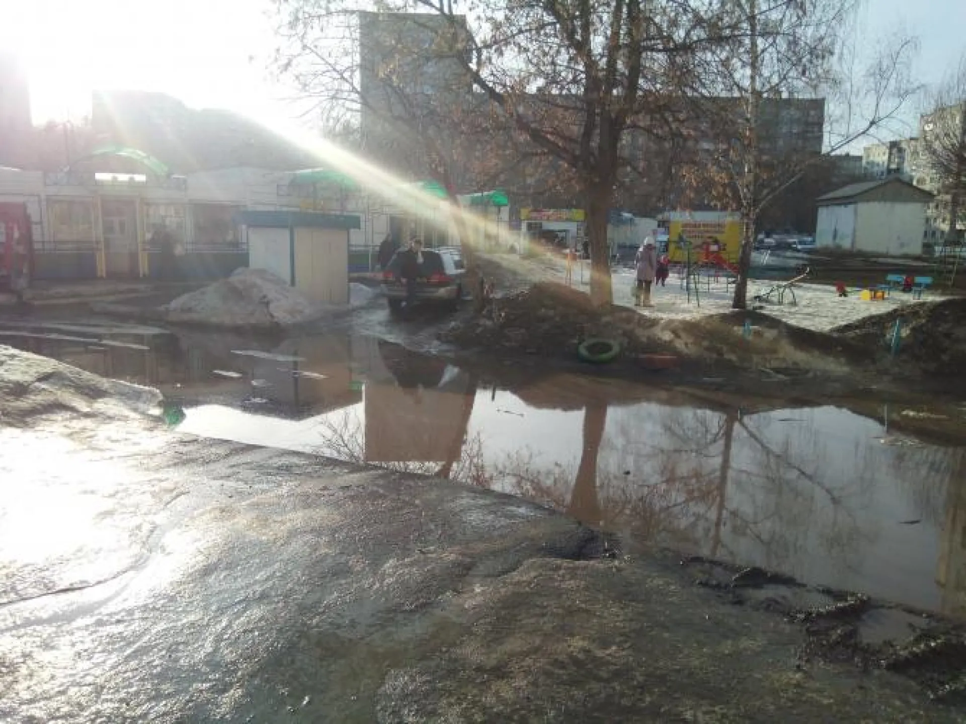 Жители Барнаула жалуются на огромную лужу во дворе дома Жители Барнаула жалуются на огромную лужу во дворе дома
