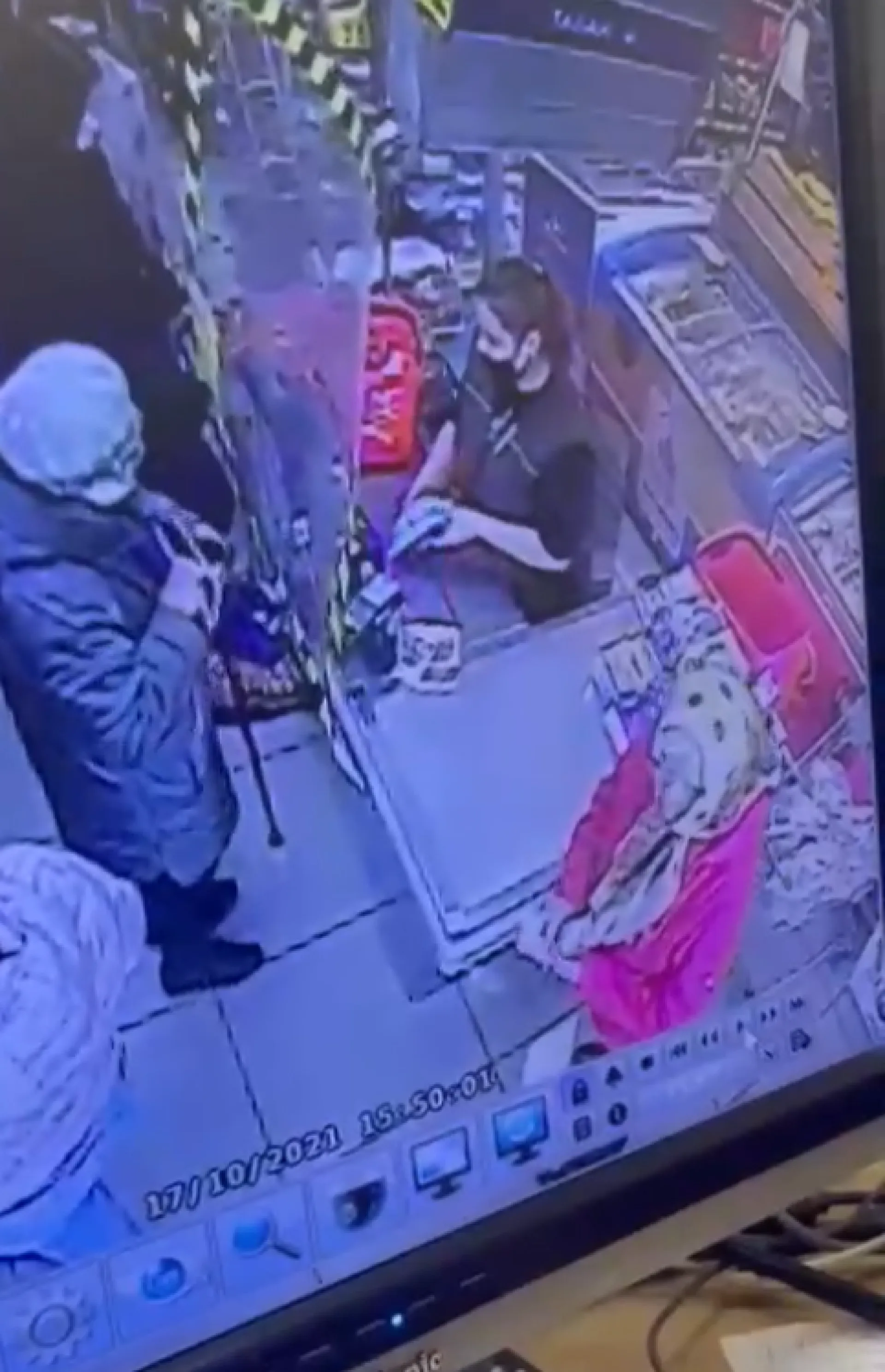 Бийская пенсионерка украла деньги из банкомата Бийская пенсионерка украла деньги из банкомата