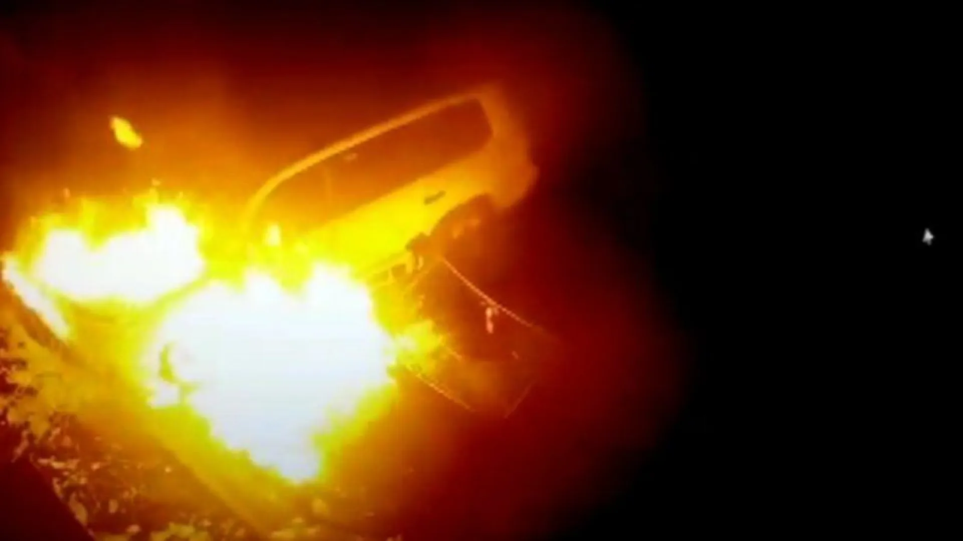 Полицейские разыскивают мужчину, который поджег два автомобиля в Бийске Полицейские разыскивают мужчину, который поджег два автомобиля в Бийске