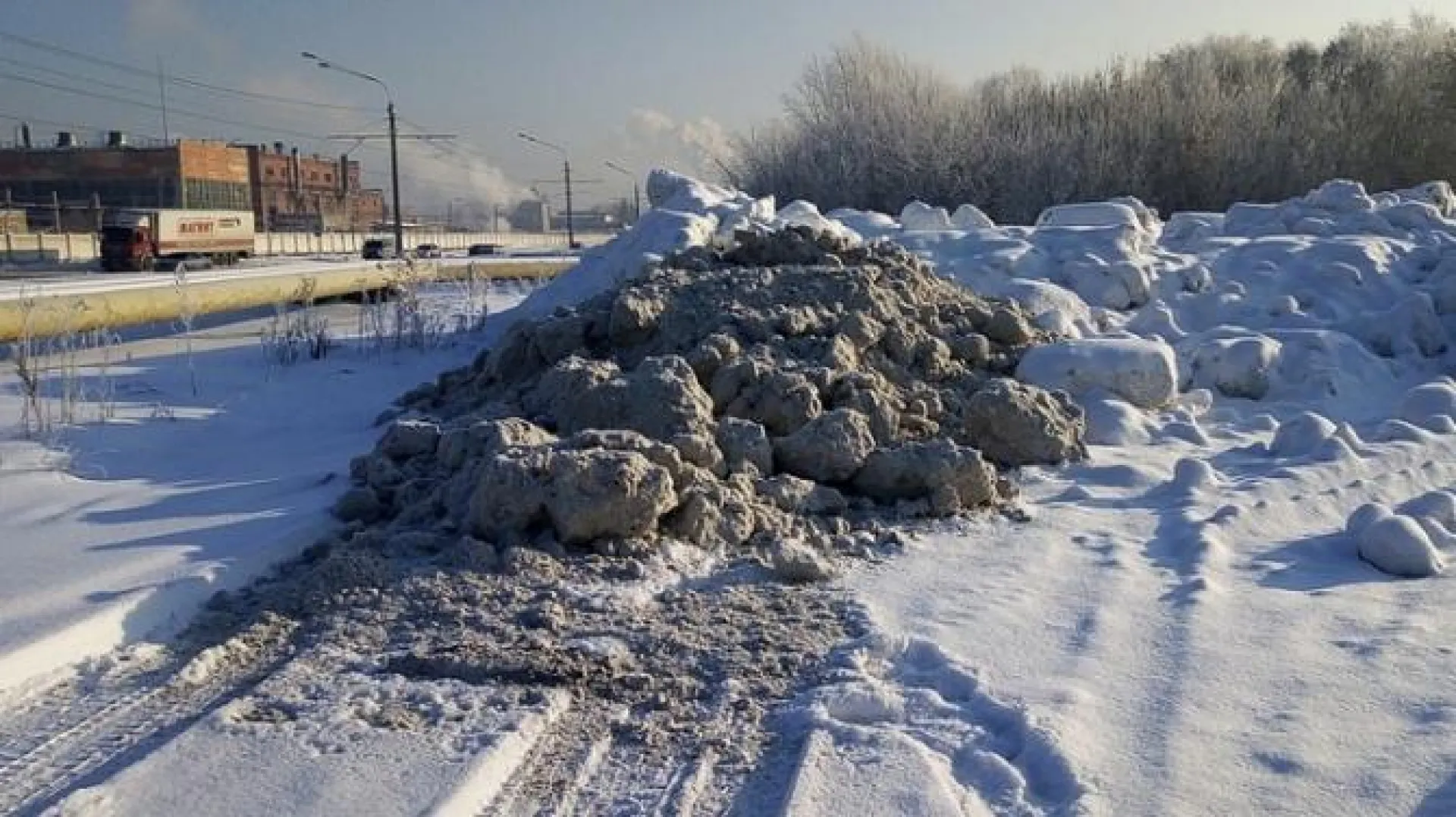 Власти накажут барнаульцев, вываливающих снег в неположенных местах