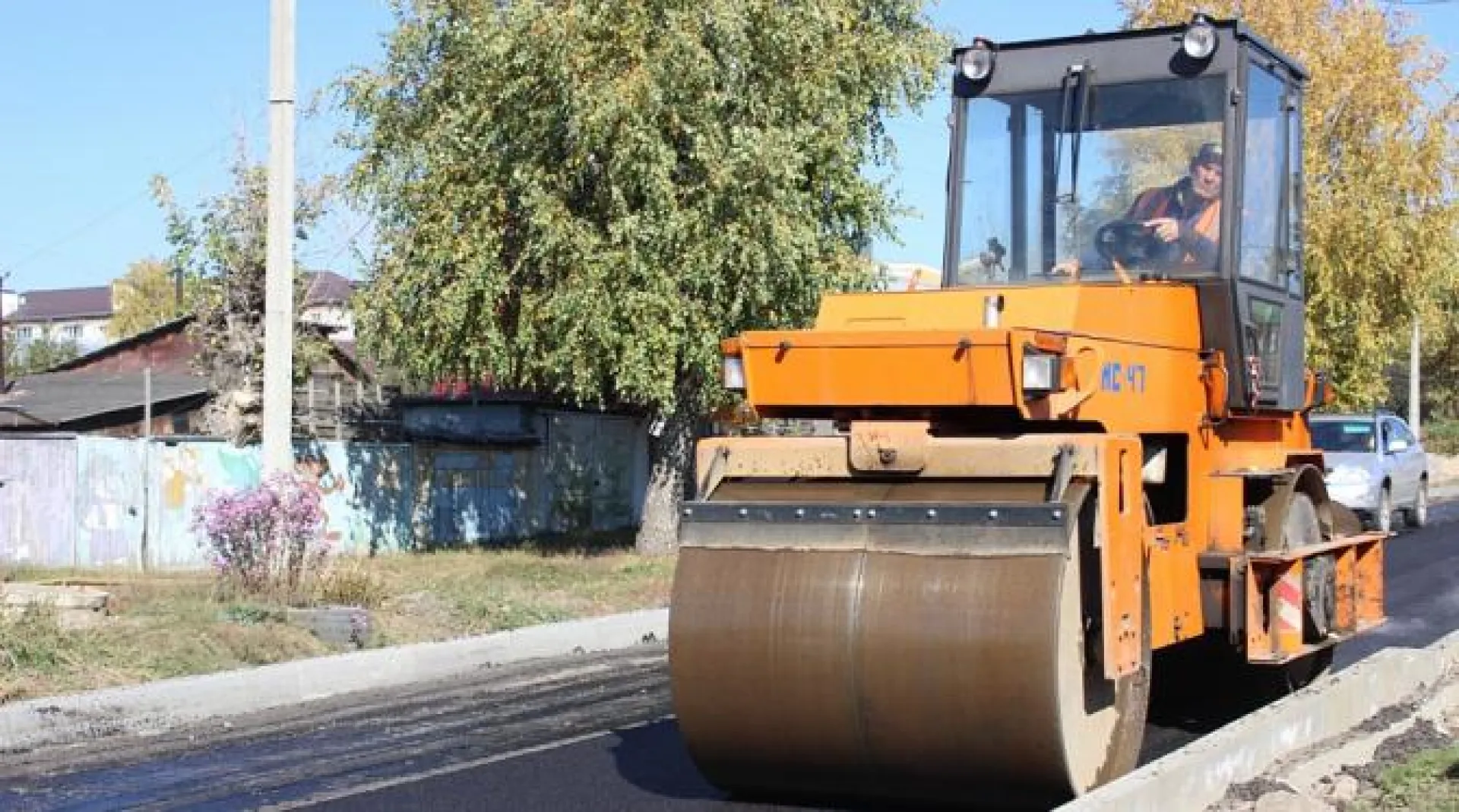 Новый асфальт уложили на улице Полярной в Барнауле