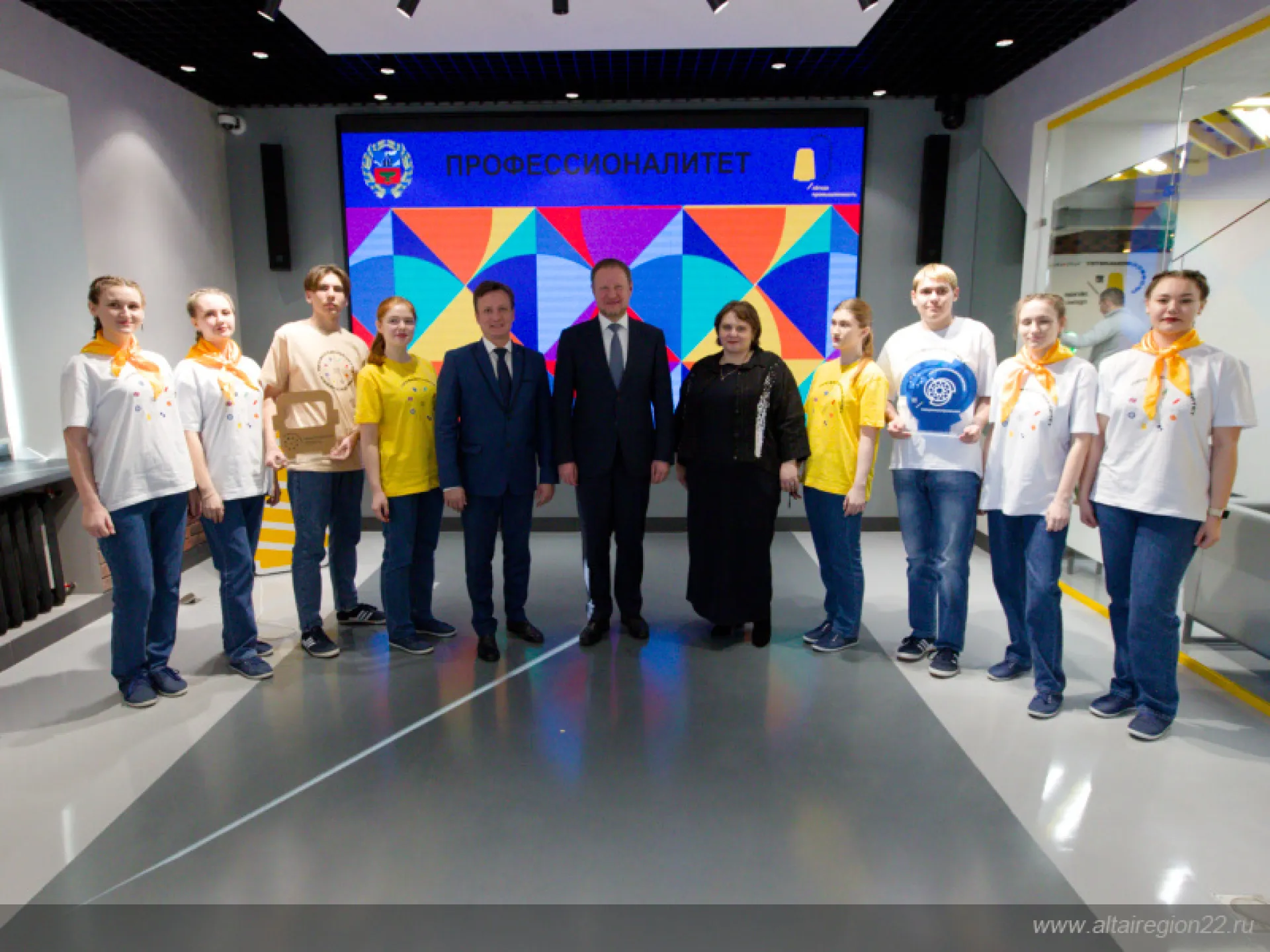 Виктор Томенко посетил новый образовательно-производственный центр легкой промышленности в Алтайском крае Виктор Томенко посетил новый образовательно-производственный центр легкой промышленности в Алтайском крае