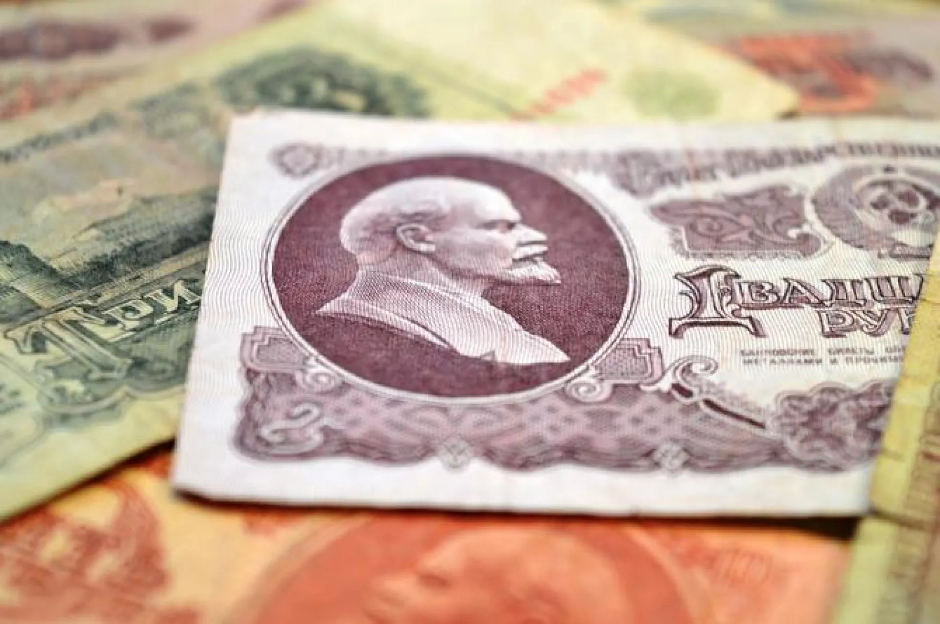 Заморозку выплат компенсаций по советским вкладам продлят в России