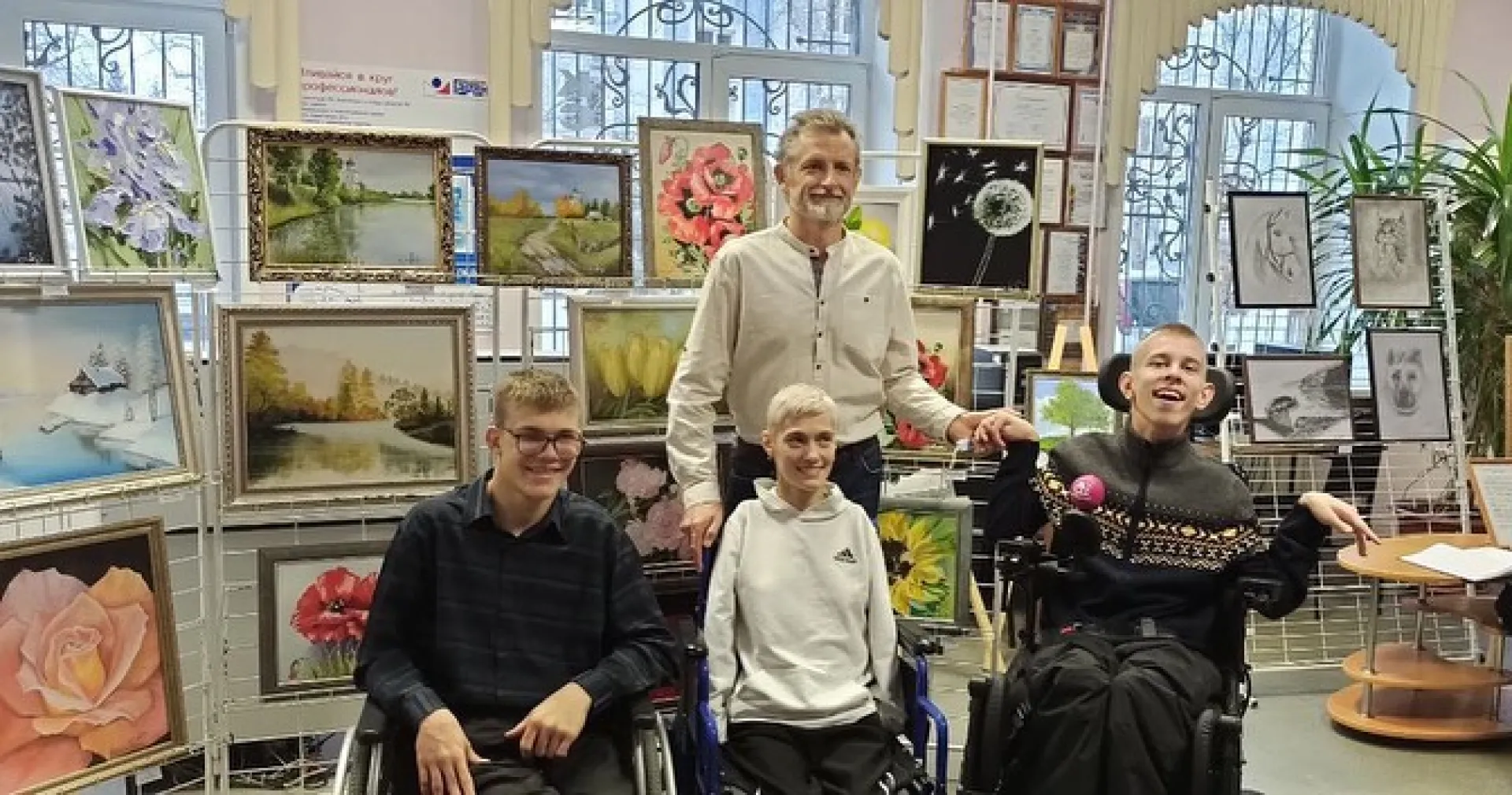 В Барнауле открылась выставка художницы, рисующей ногами В Барнауле открылась выставка художницы, рисующей ногами