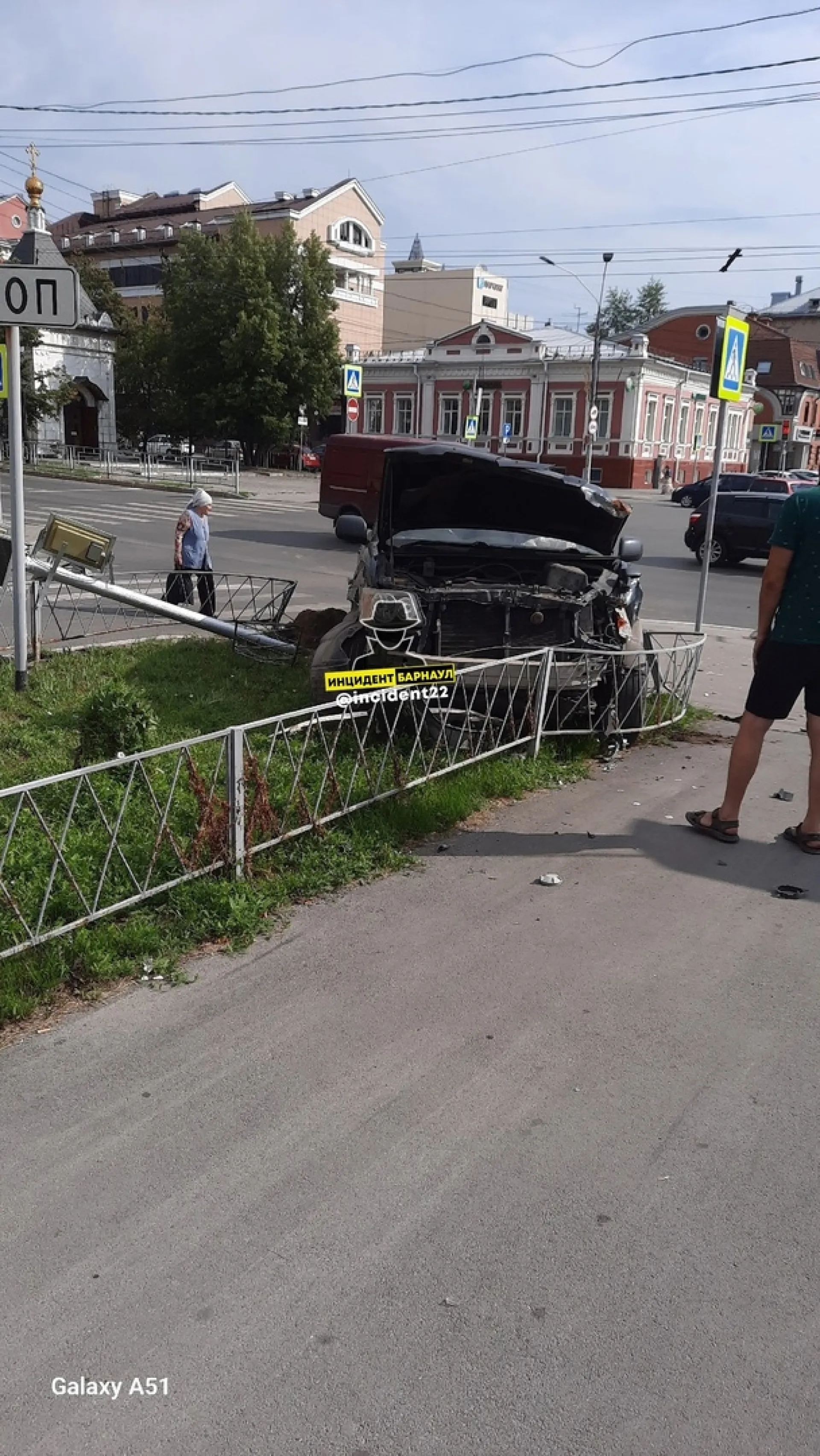 Автомобили столкнулись и сбили дорожный знак в центре Барнаула