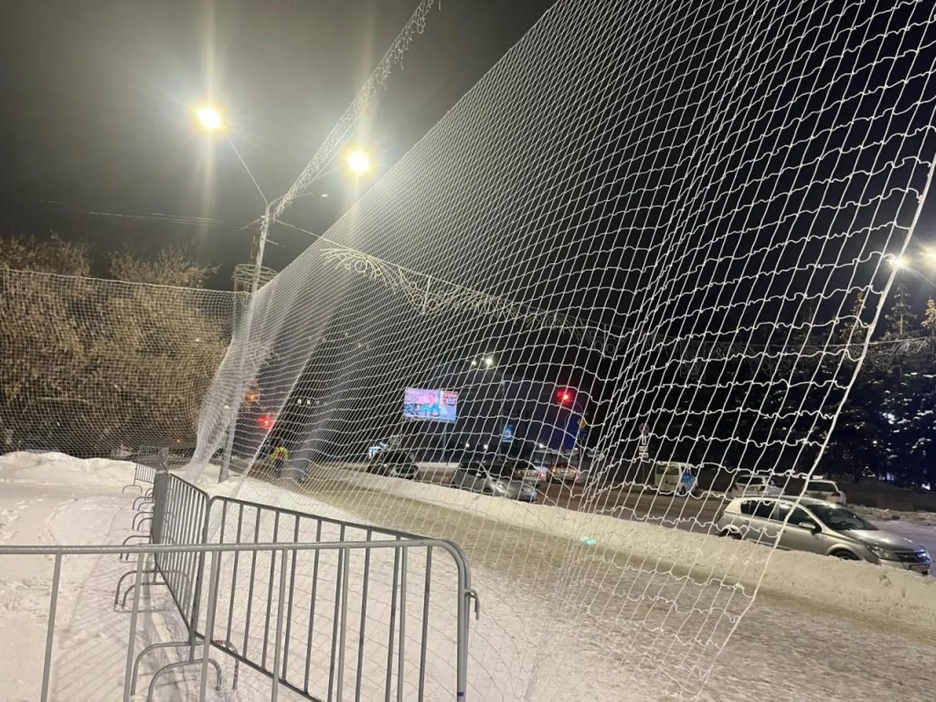 Площадку для занятий зимним волейболом построили на площади Сахарова в Барнауле