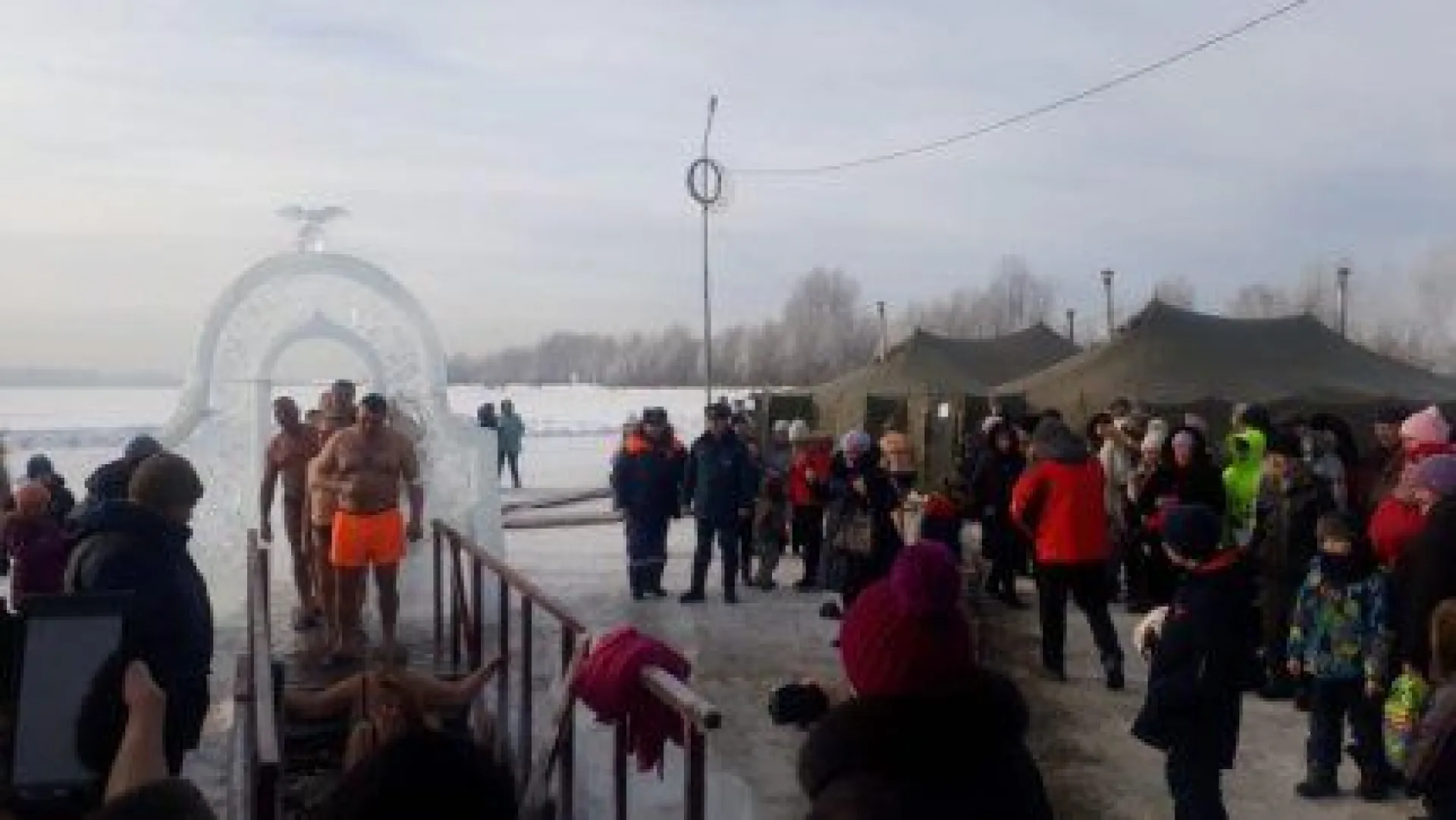 Более 50 тысяч жителей Алтайского края искупались в прорубях в Крещение