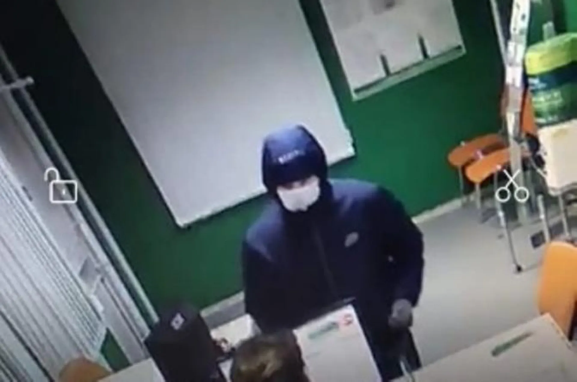 Полицейские разыскивают барнаульца в маске Полицейские разыскивают барнаульца в маске
