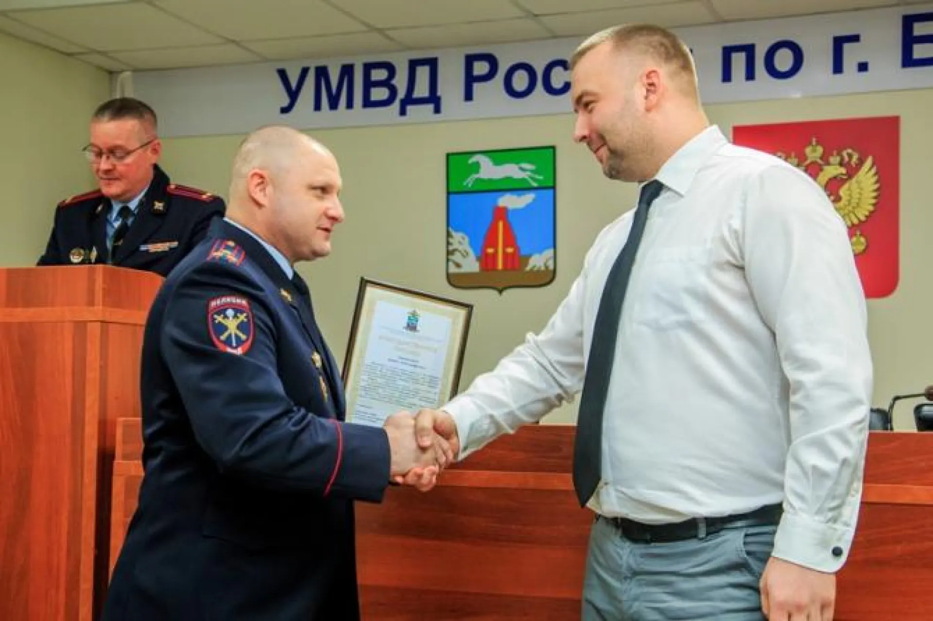 Полицейские поблагодарили барнаульца, который задержал грабителя