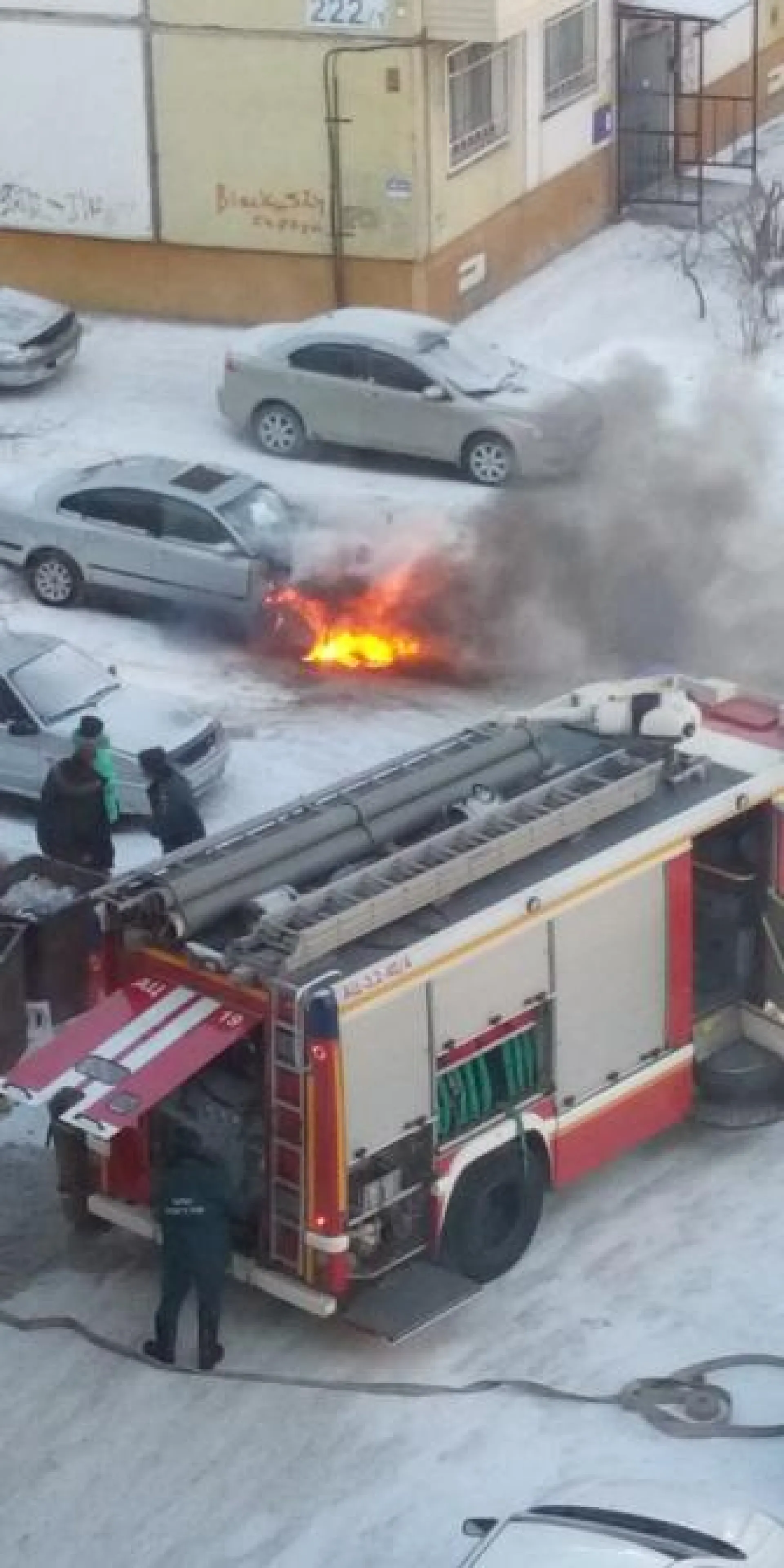 Автомобиль загорелся во дворе дома в Бийске