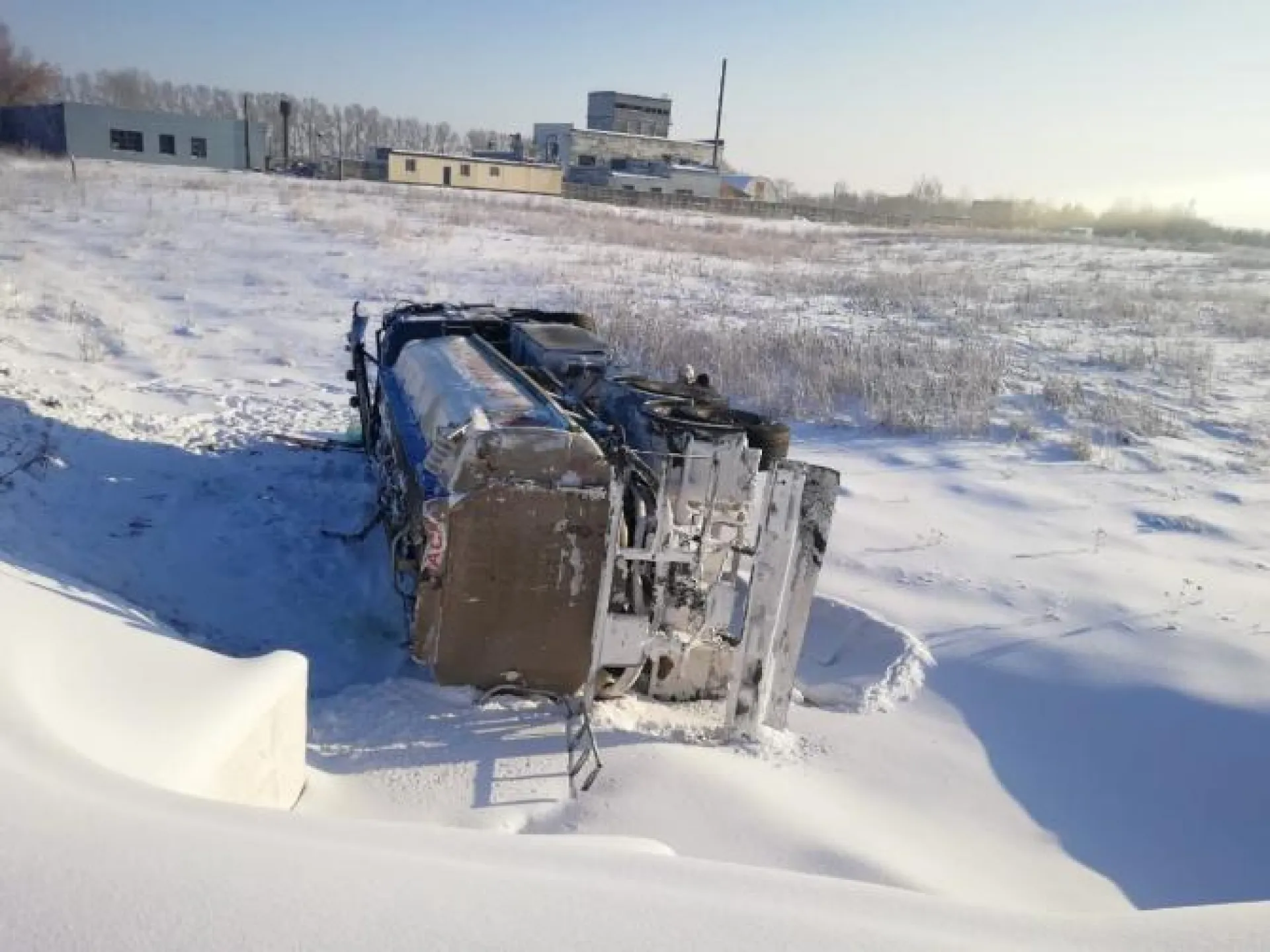 Цистерна с топливом перевернулась на алтайской трассе