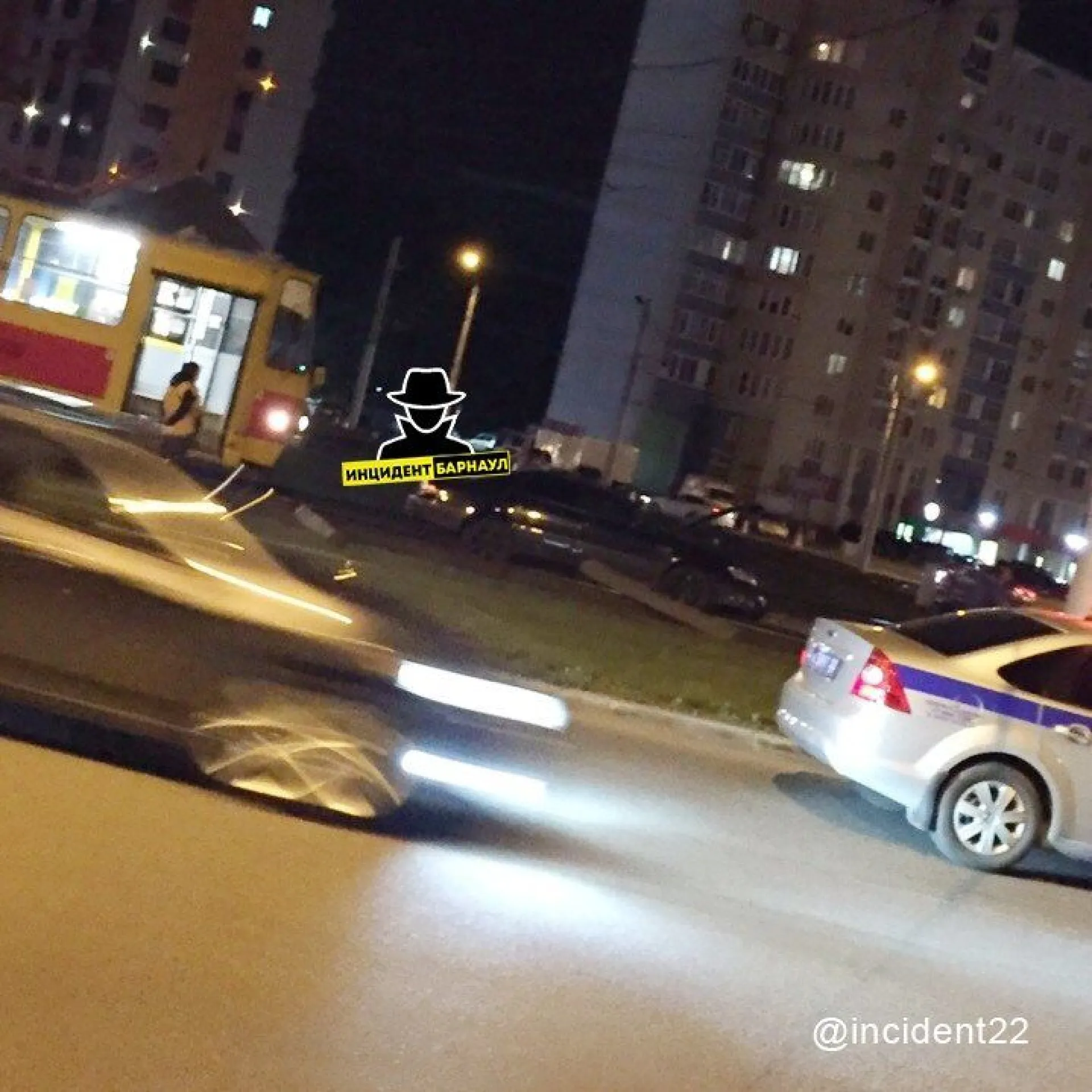 Соцсети: пьяный водитель выехал на трамвайные пути в Барнауле