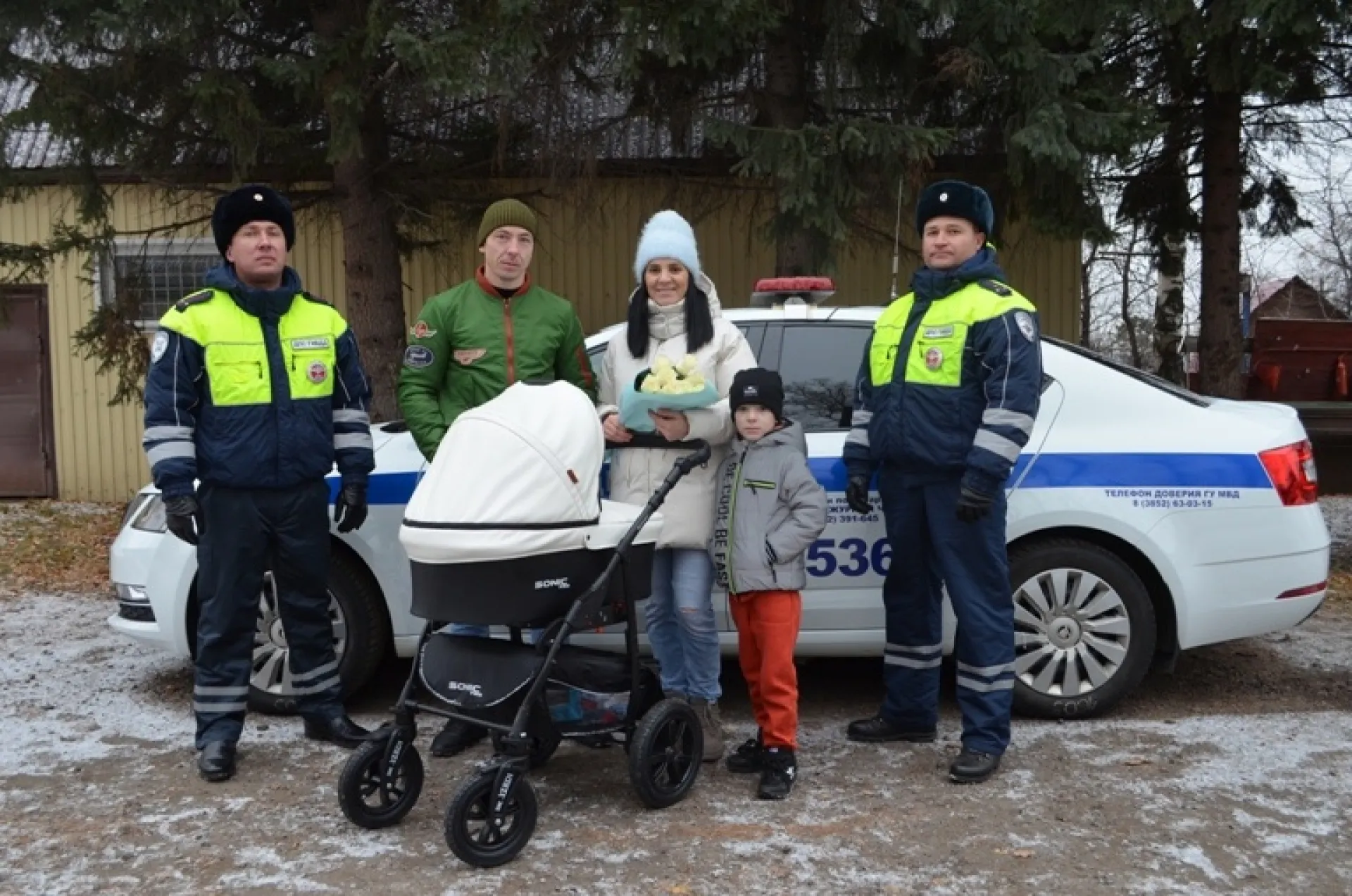 Как в кино: барнаульские полицейские помогли добраться до роддома рожающей женщине Как в кино: барнаульские полицейские помогли добраться до роддома рожающей женщине