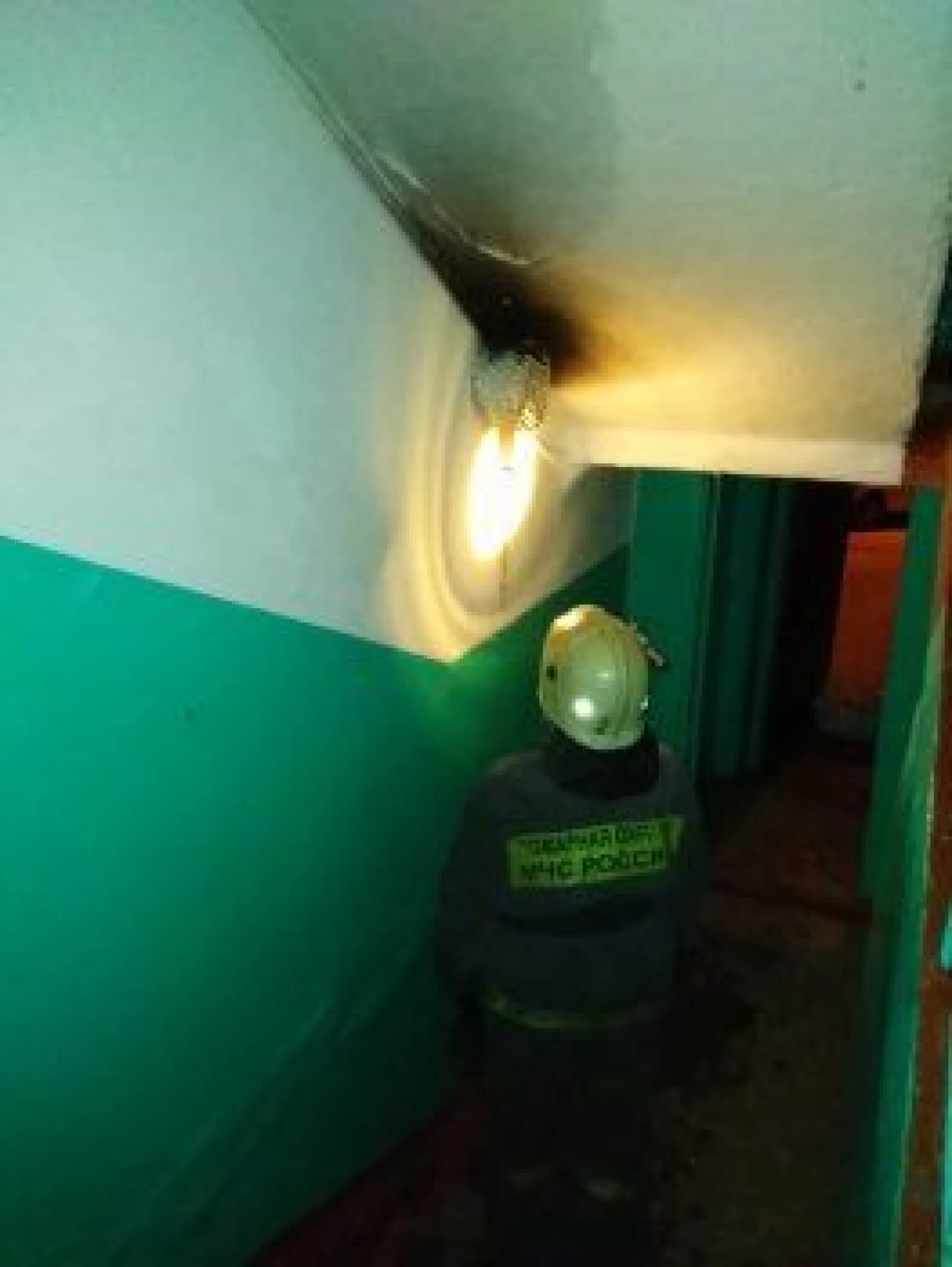 Пожар в многоквартирном доме в Барнауле потушили до приезда пожарных