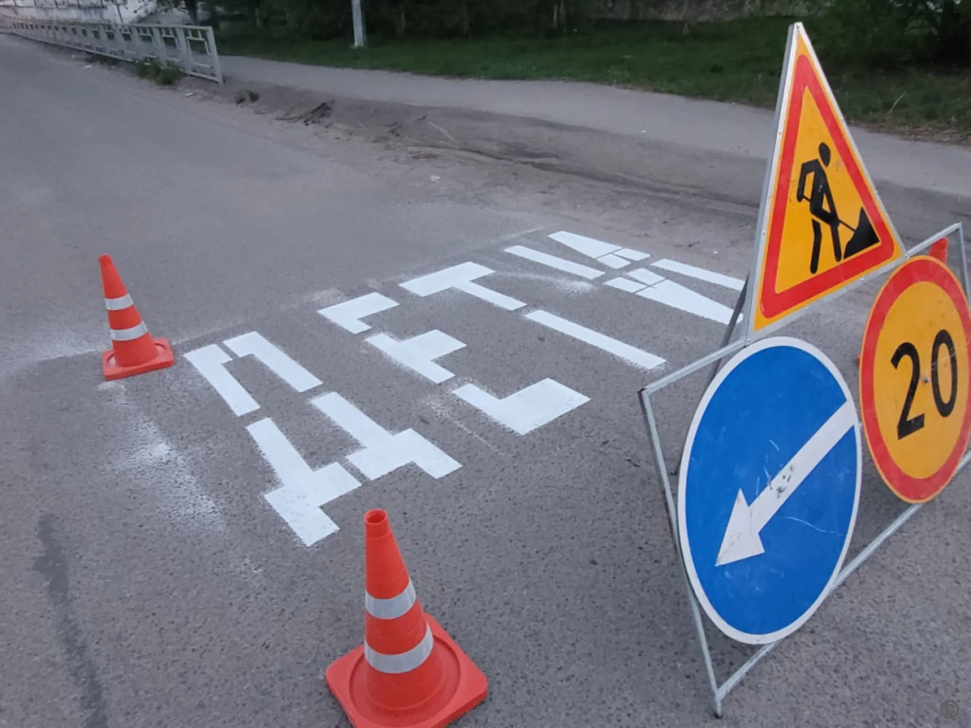 Дорожную разметку возле школ Барнаула нанесли накануне последних звонков