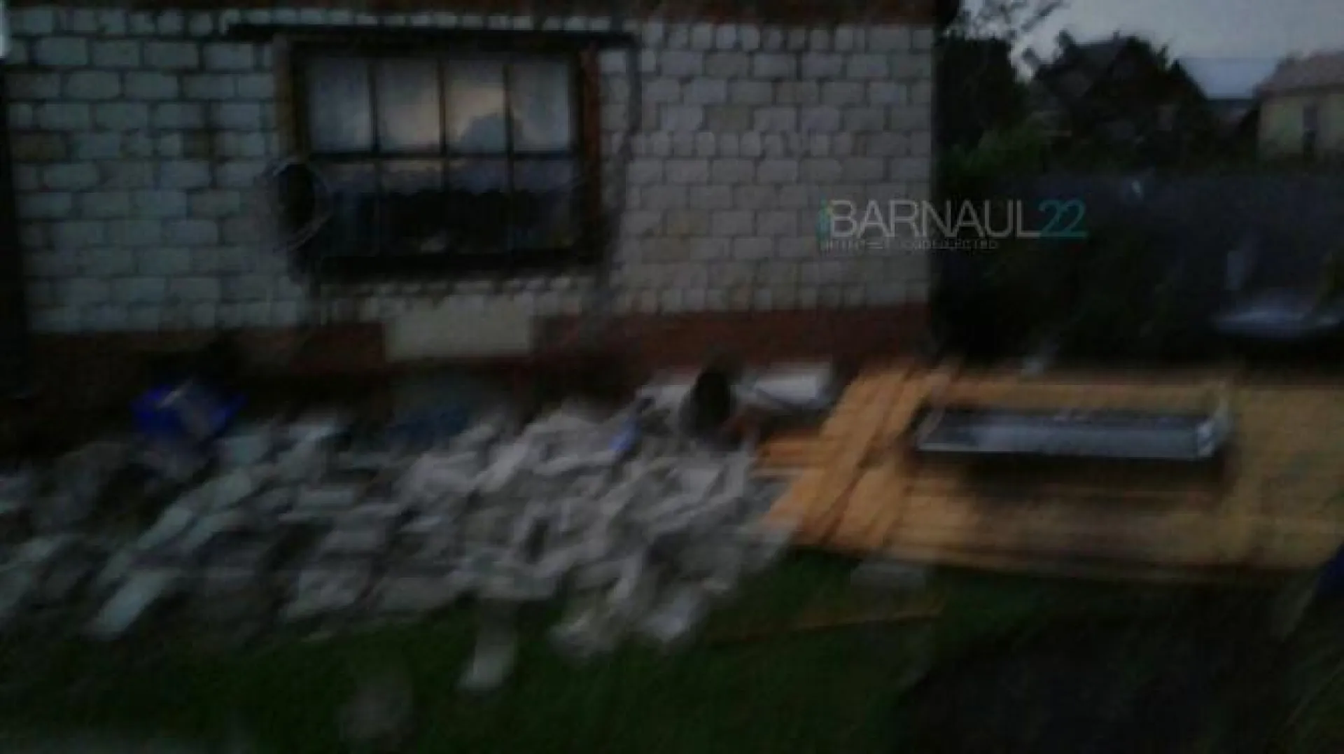 Ураган разрушил дом в Барнауле 