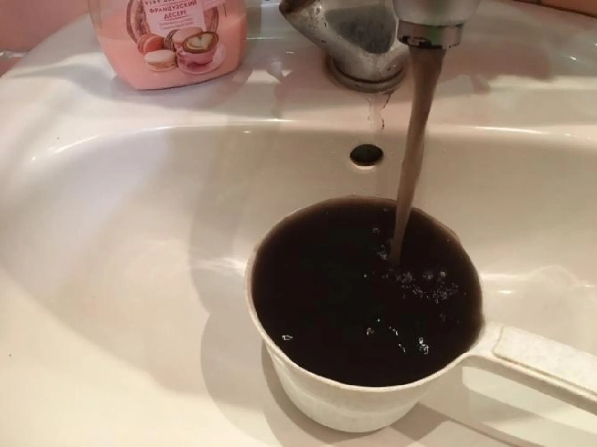 Чёрная вода бежит из крана у жителей посёлка Центральный Чёрная вода бежит из крана у жителей посёлка Центральный