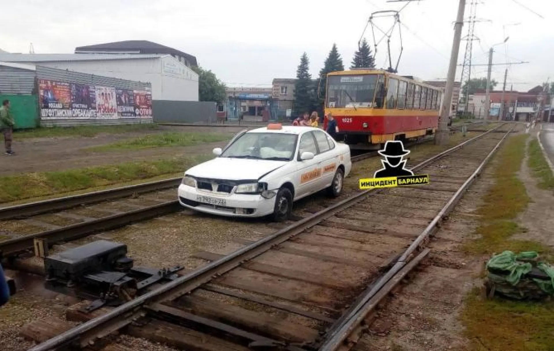 Таксист вылетел на трамвайные пути в Барнауле Таксист вылетел на трамвайные пути в Барнауле
