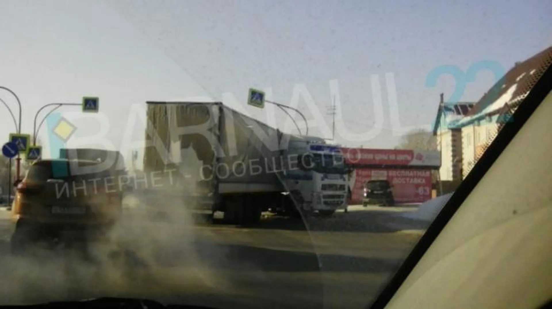 Фото: фура заблокировала проезд в Барнауле