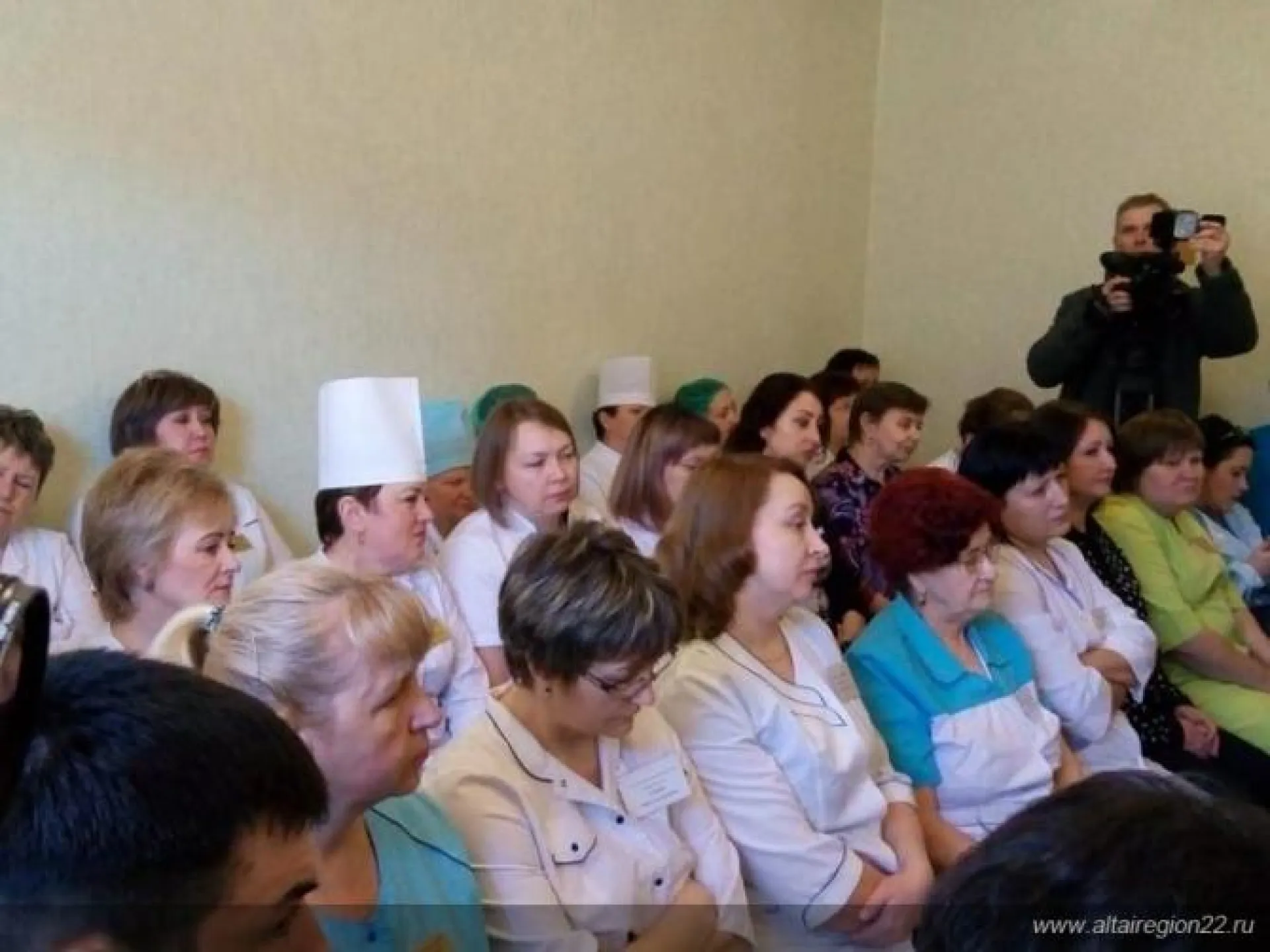 Губернатор Виктор Томенко и члены правительства Алтайского края встретились с коллективом Каменской центральной районной больницы