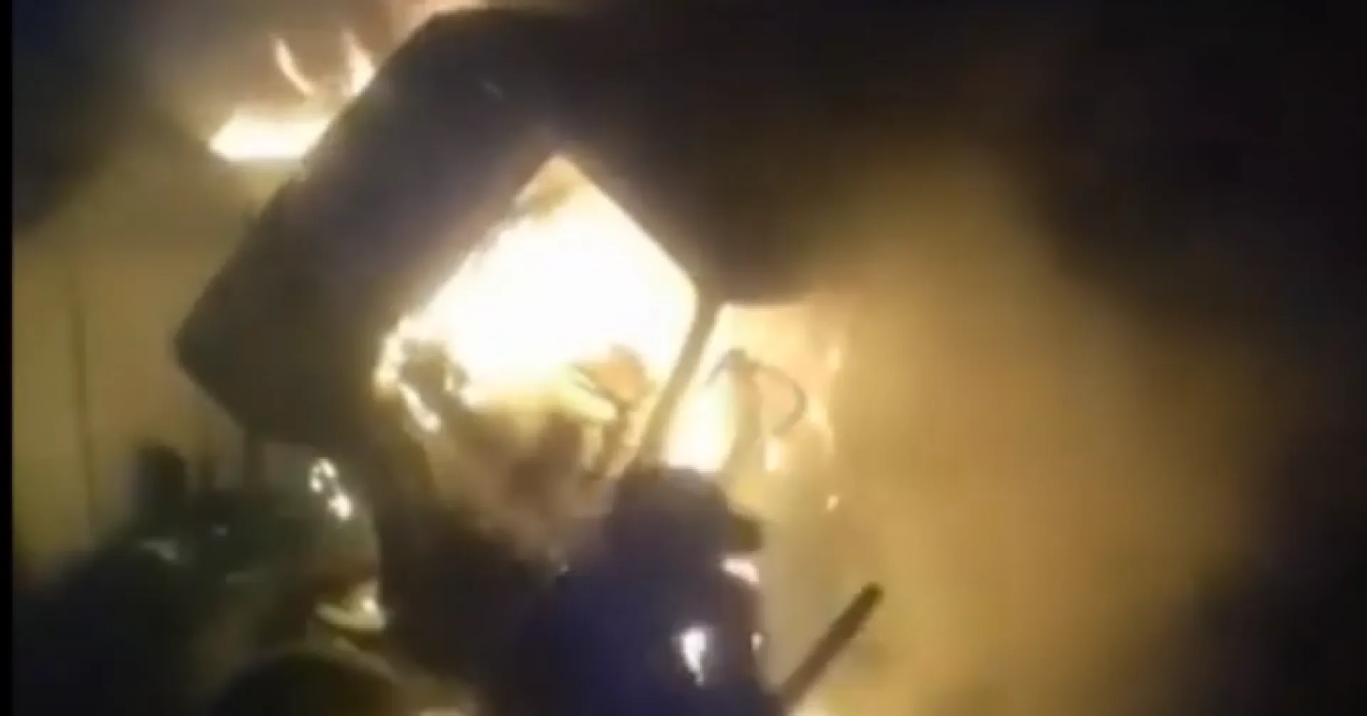 Появилось видео первых минут ночного пожара в Барнауле Появилось видео первых минут ночного пожара в Барнауле