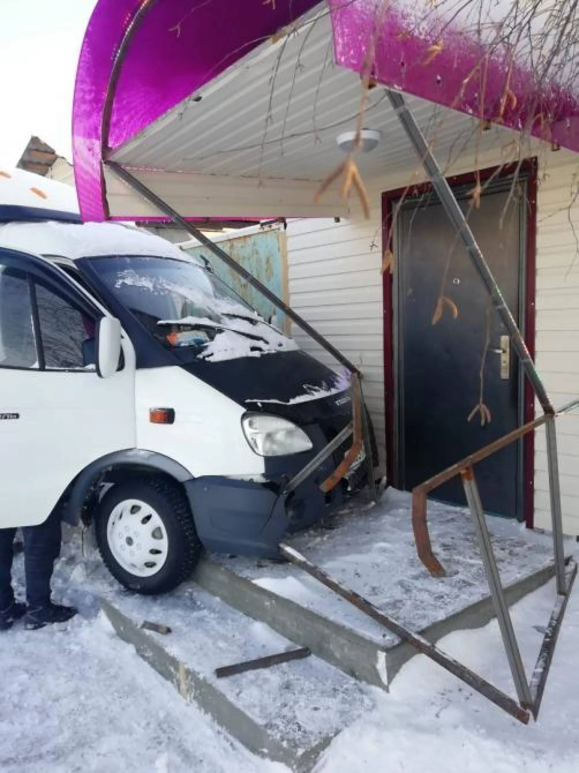 «Газель» смяла перила и едва не заехала в дом в Алтайском крае
