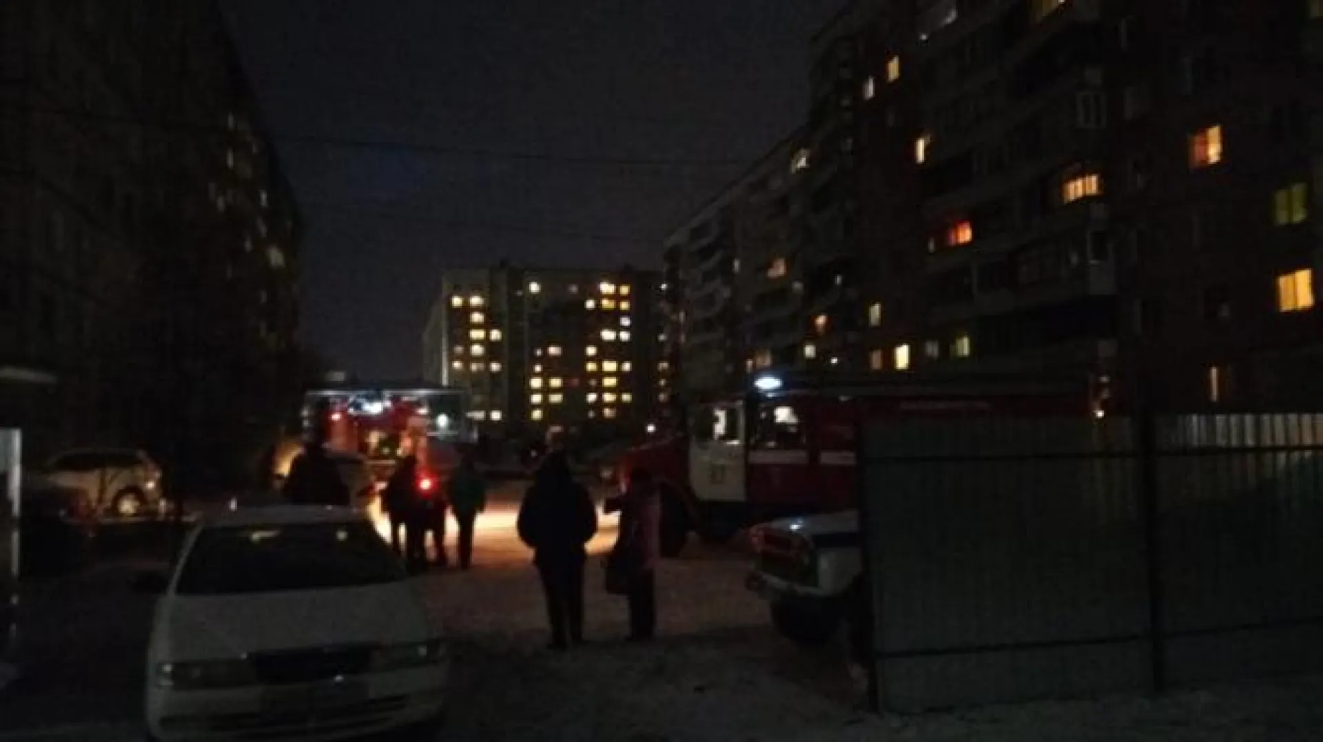 Очевидцы: квартира на 7 этаже загорелась в Бийске Очевидцы: квартира на 7 этаже загорелась в Бийске