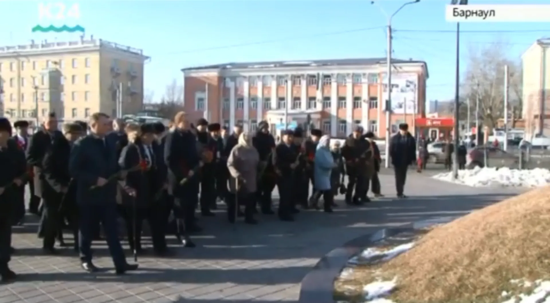Виктор Томенко и первоцелинники возложили цветы к памятнику переселенцам на Алтай Виктор Томенко и первоцелинники возложили цветы к памятнику переселенцам на Алтай