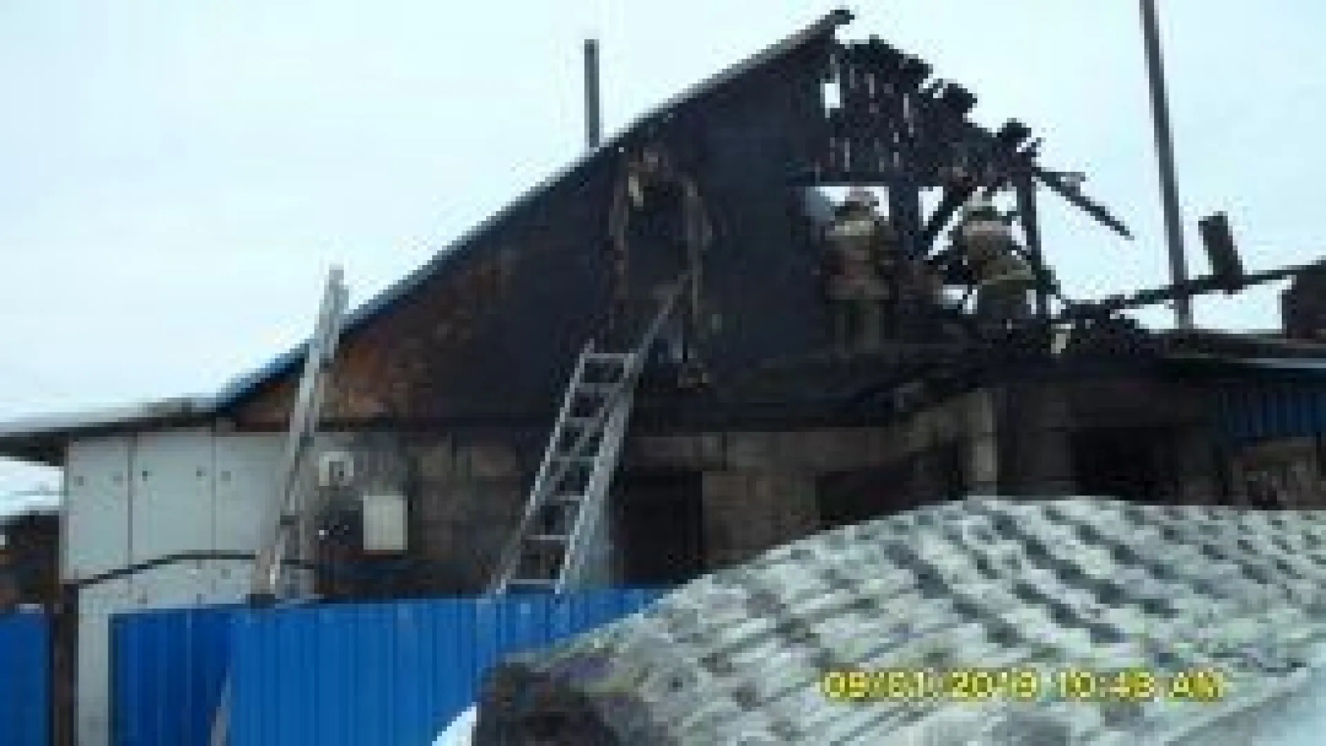 Пожар в частном доме в Барнауле тушили 29 человек 