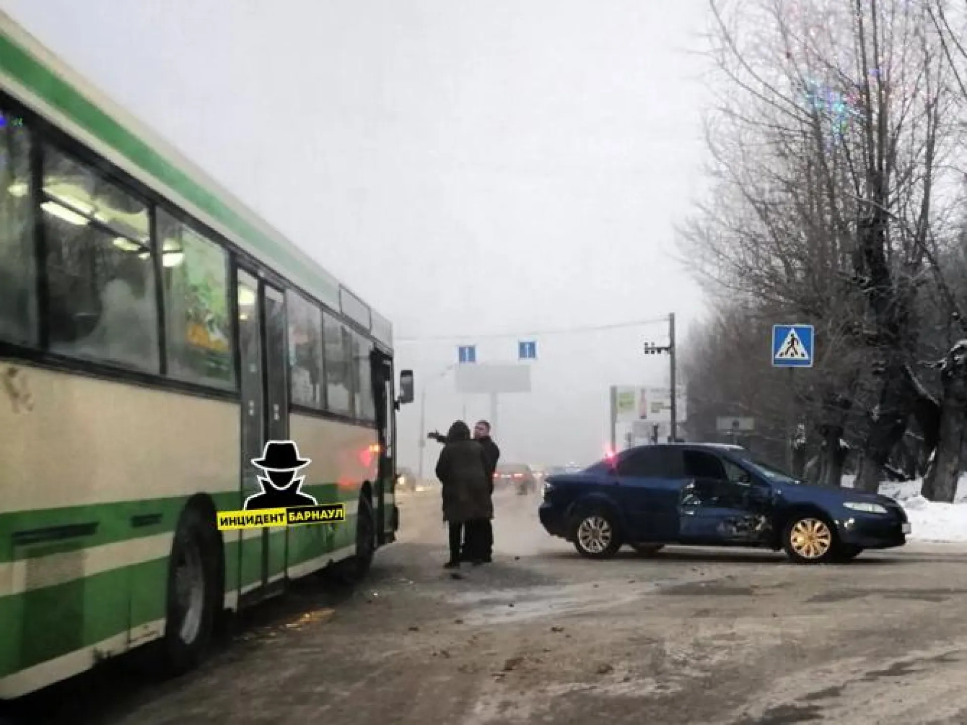 Столкновение пассажирского автобуса и автомобиля произошло в Барнауле