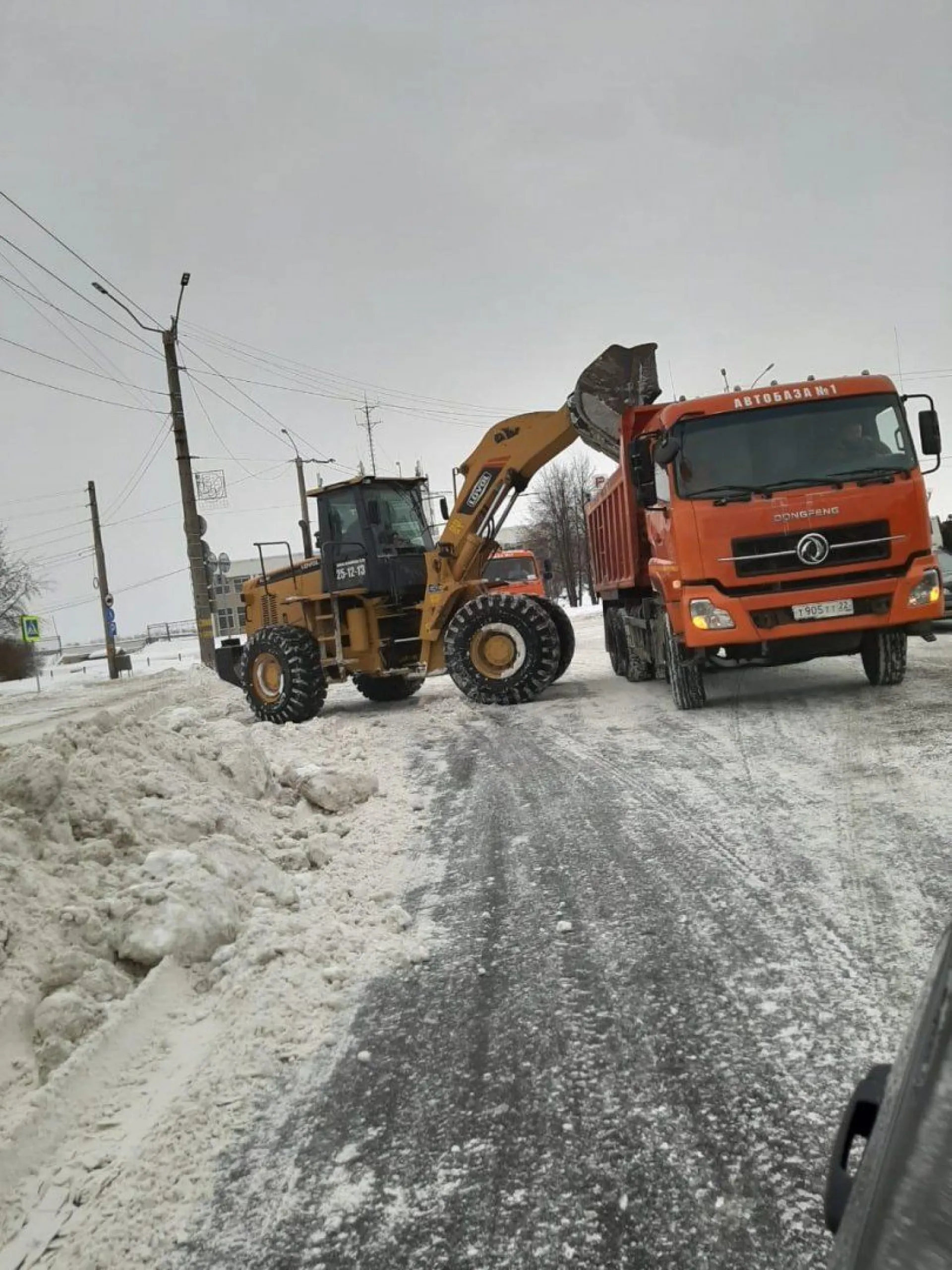 Техника продолжает убирать снег с улиц Барнаула