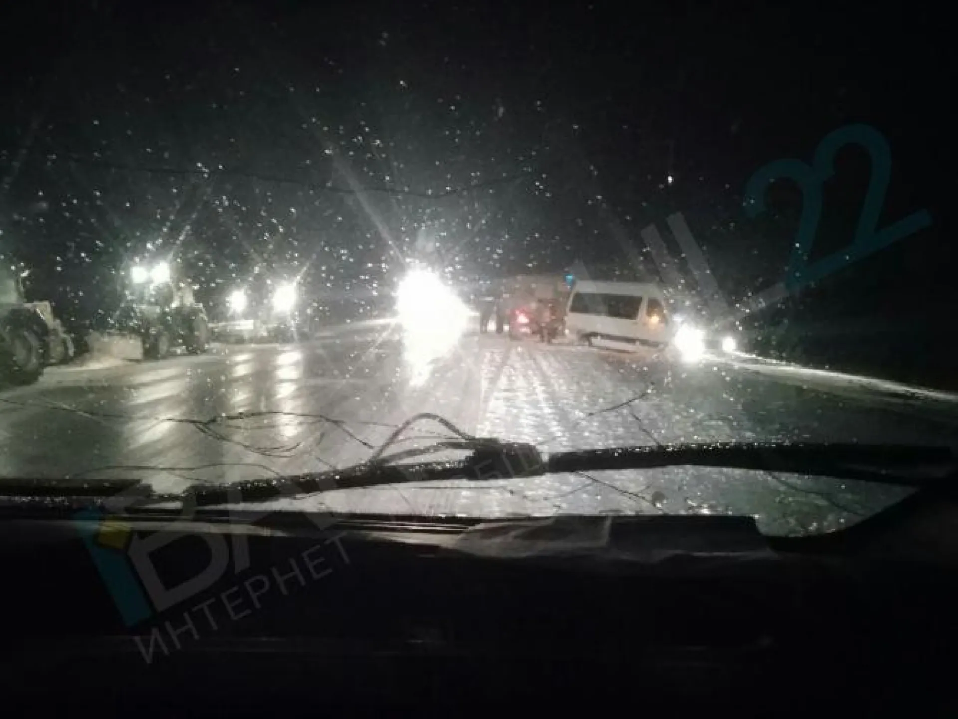 Микроавтобус слетел в кювет на трассе в Алтайском крае