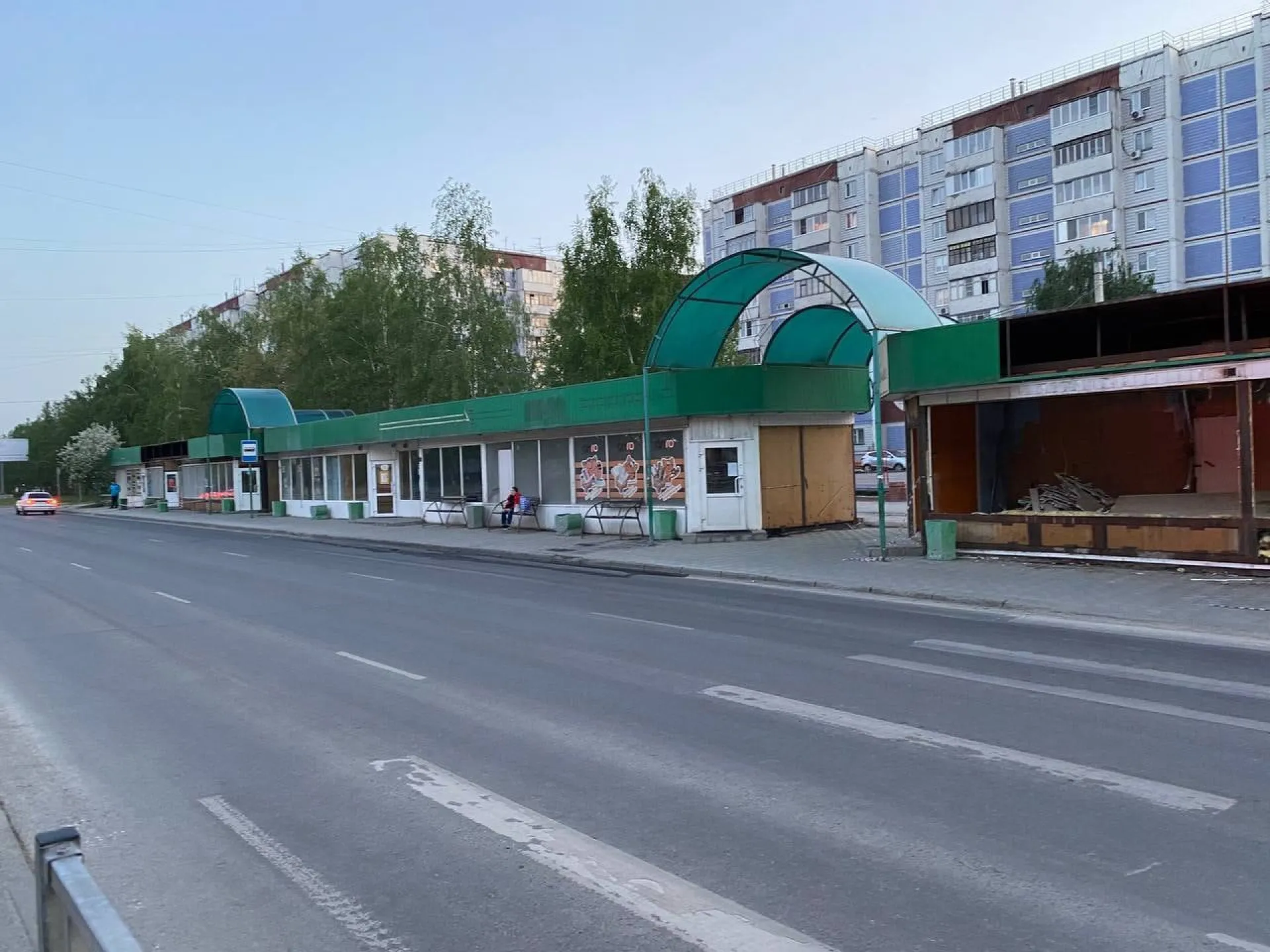 Киоски демонтируют на остановке «Цветочная» в Барнауле