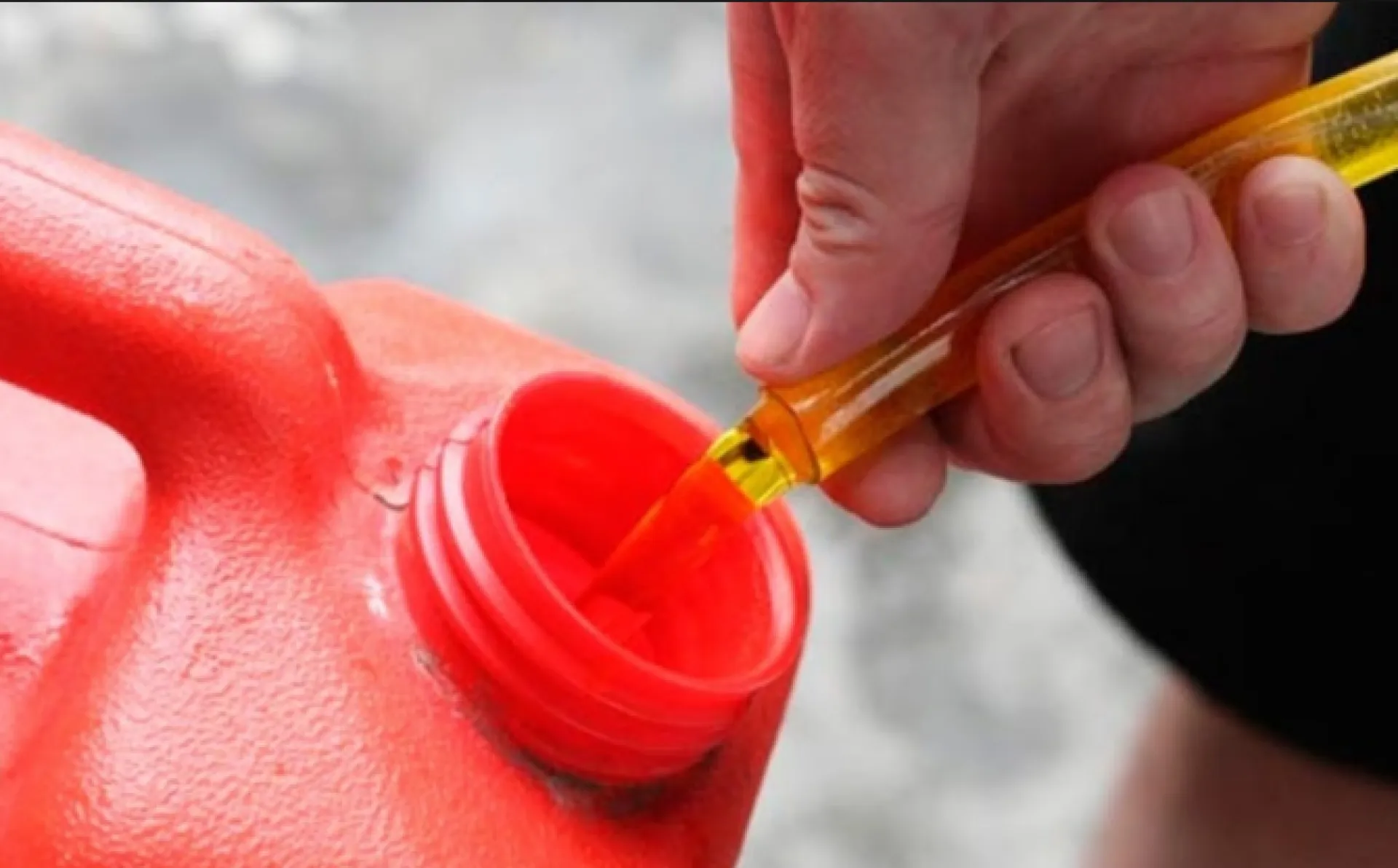 Слить не удалось: в Бийске задержали пару, воровавшую бензин Слить не удалось: в Бийске задержали пару, воровавшую бензин