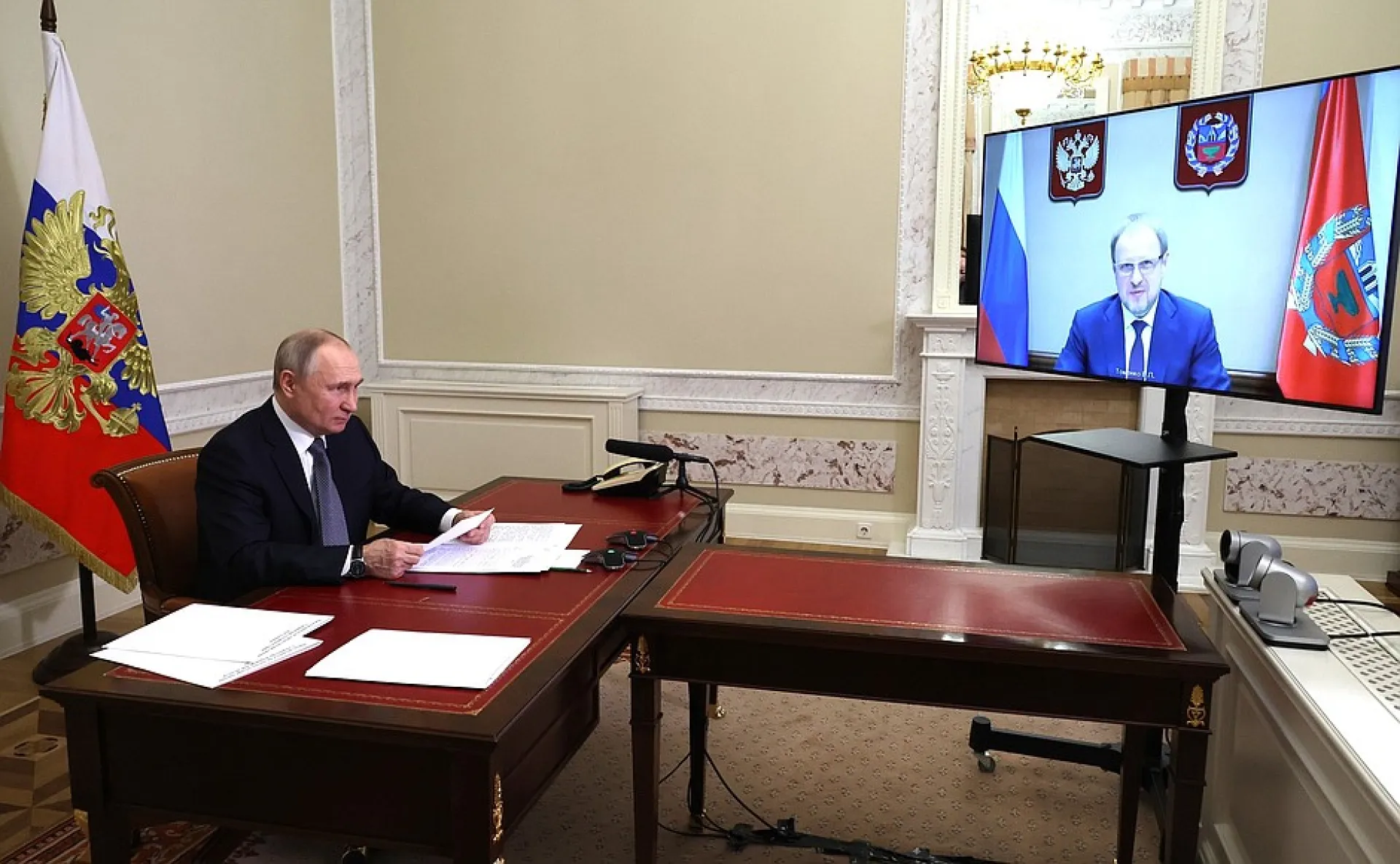 Президент России Владимир Путин провел встречу с губернатором Алтайского края Виктором Томенко