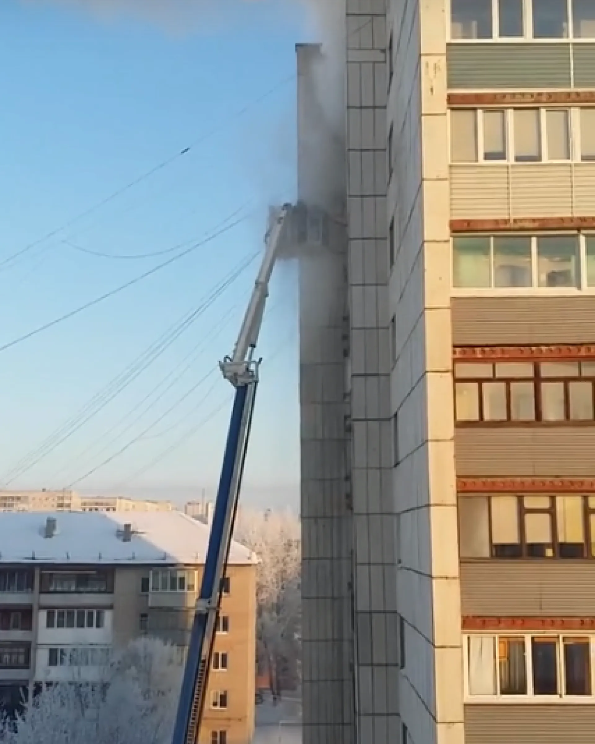 Очевидцы: пожар в жилом доме в Барнауле