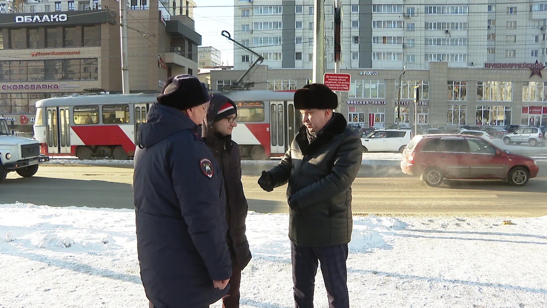 Министр транспорта Алтайского края Антон Воронов провел выездное совещание возле пешеходного перехода