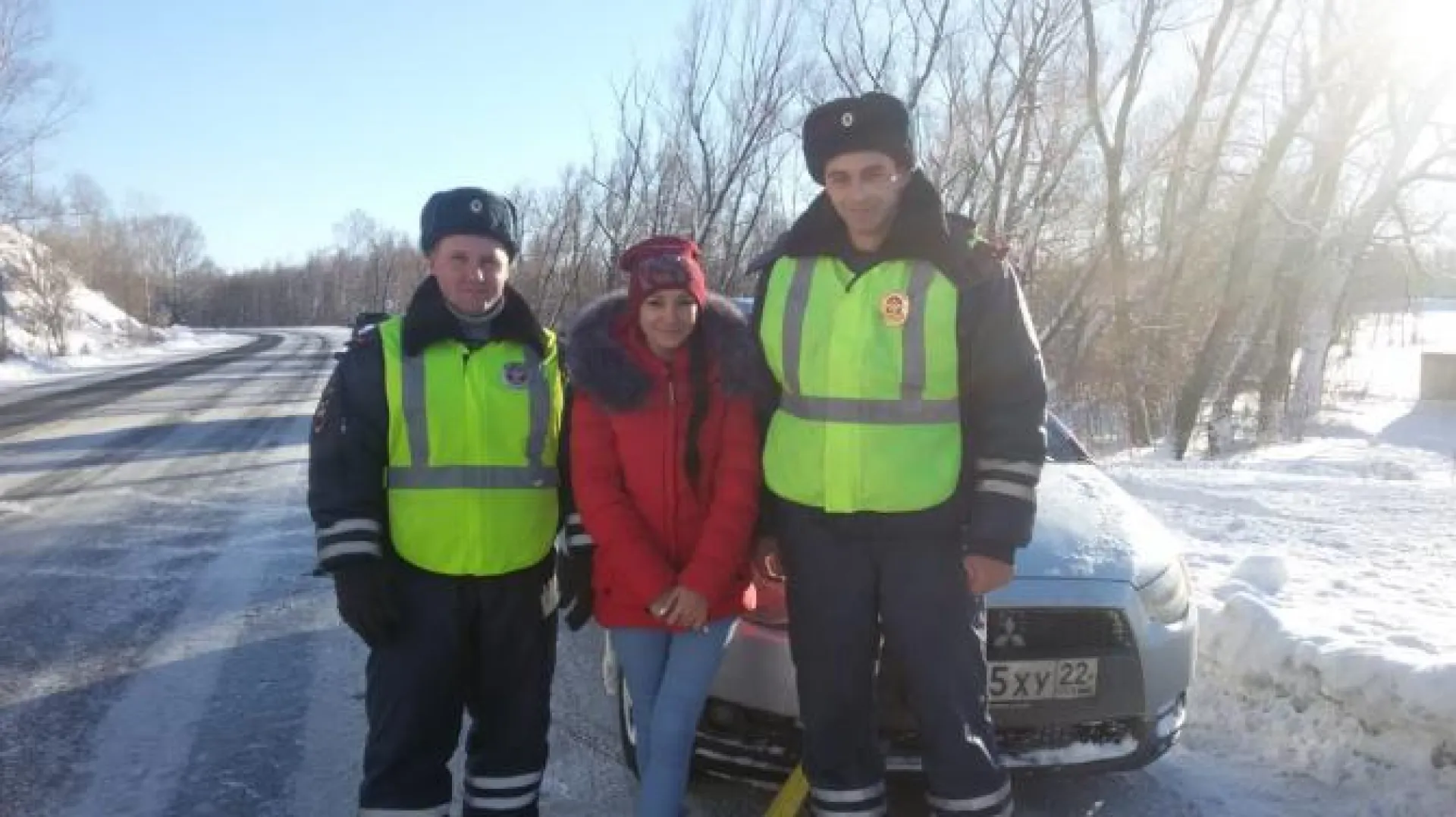 Сотрудники ГИБДД спасли девушку, слетевшую с дороги в кювет в 30-градусный мороз, в Алтайском крае