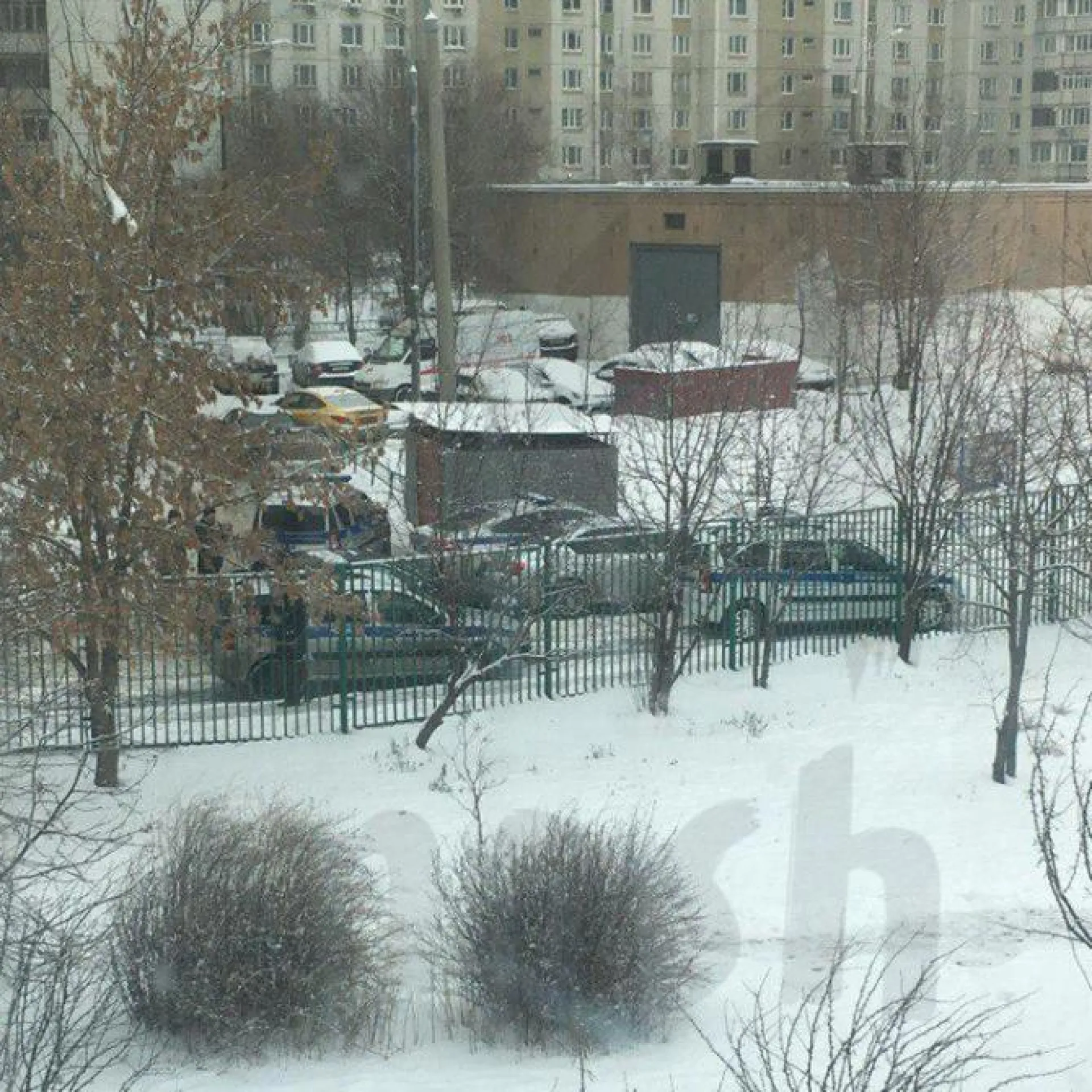Учеников московской школы частично эвакуировали из-за старшеклассника, который пришёл с ножом