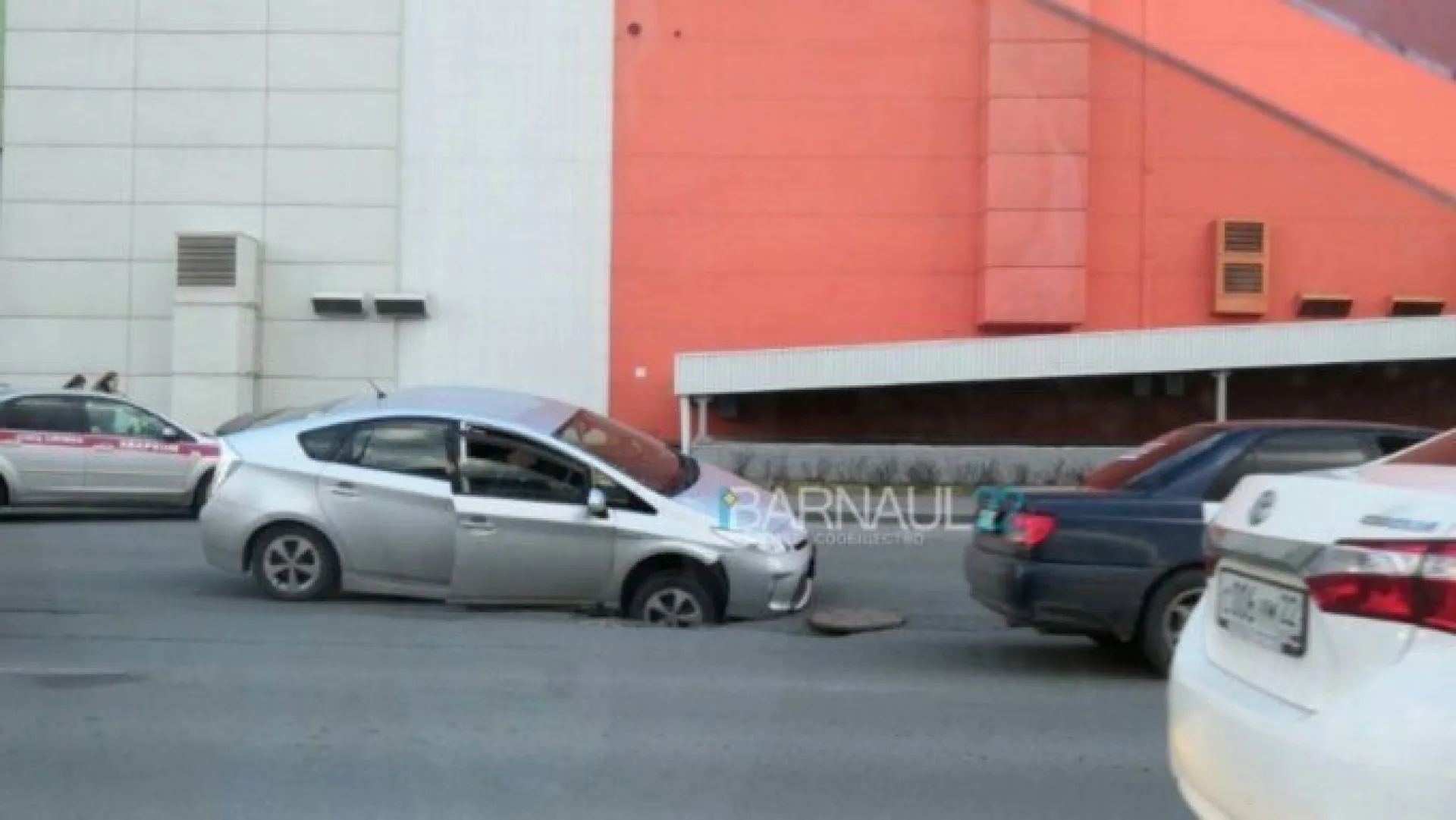 Автомобиль провалился в открытый люк в Барнауле 