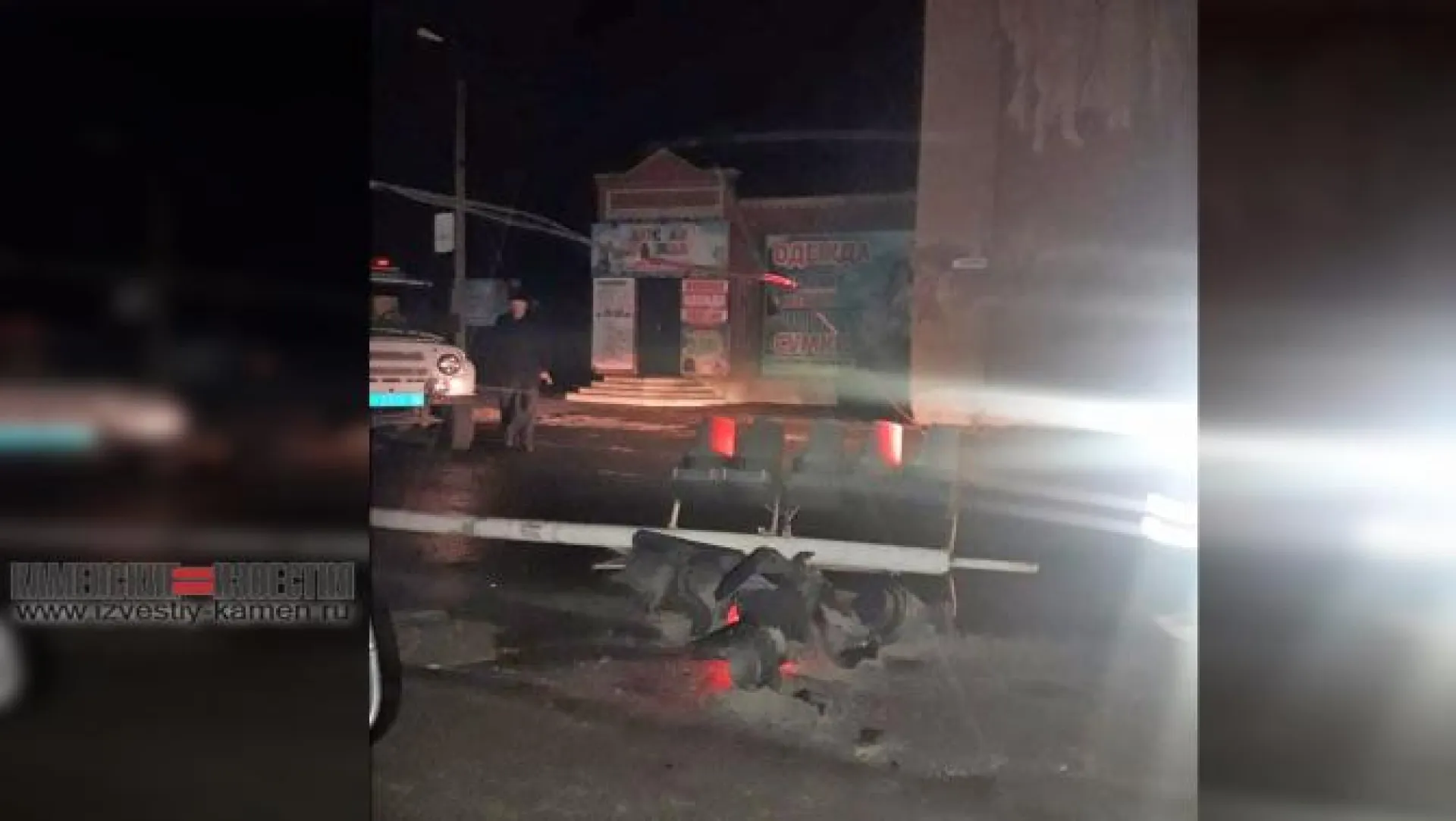 Ветер уронил светофор на перекрестке в Камне-на-Оби