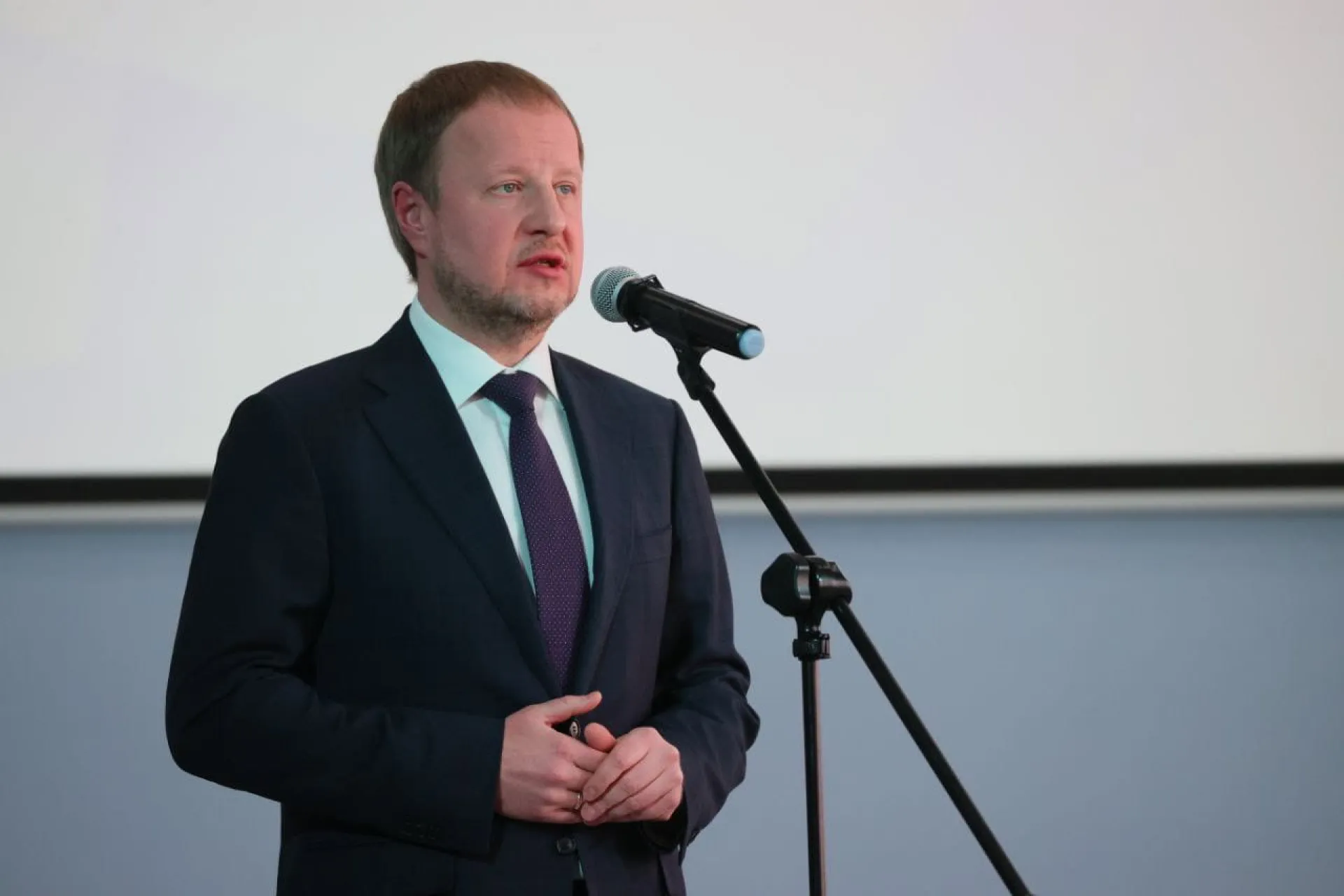 Губернатор Алтайского края Виктор Томенко  начал рабочую поездку в Ключевский район с посещения школы № 1 в райцентре