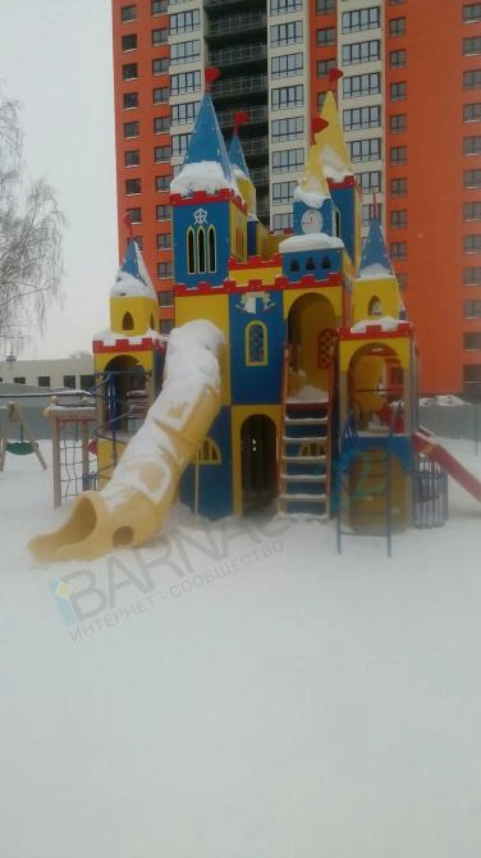 Фото: вандалы разломали детскую площадку в Барнауле