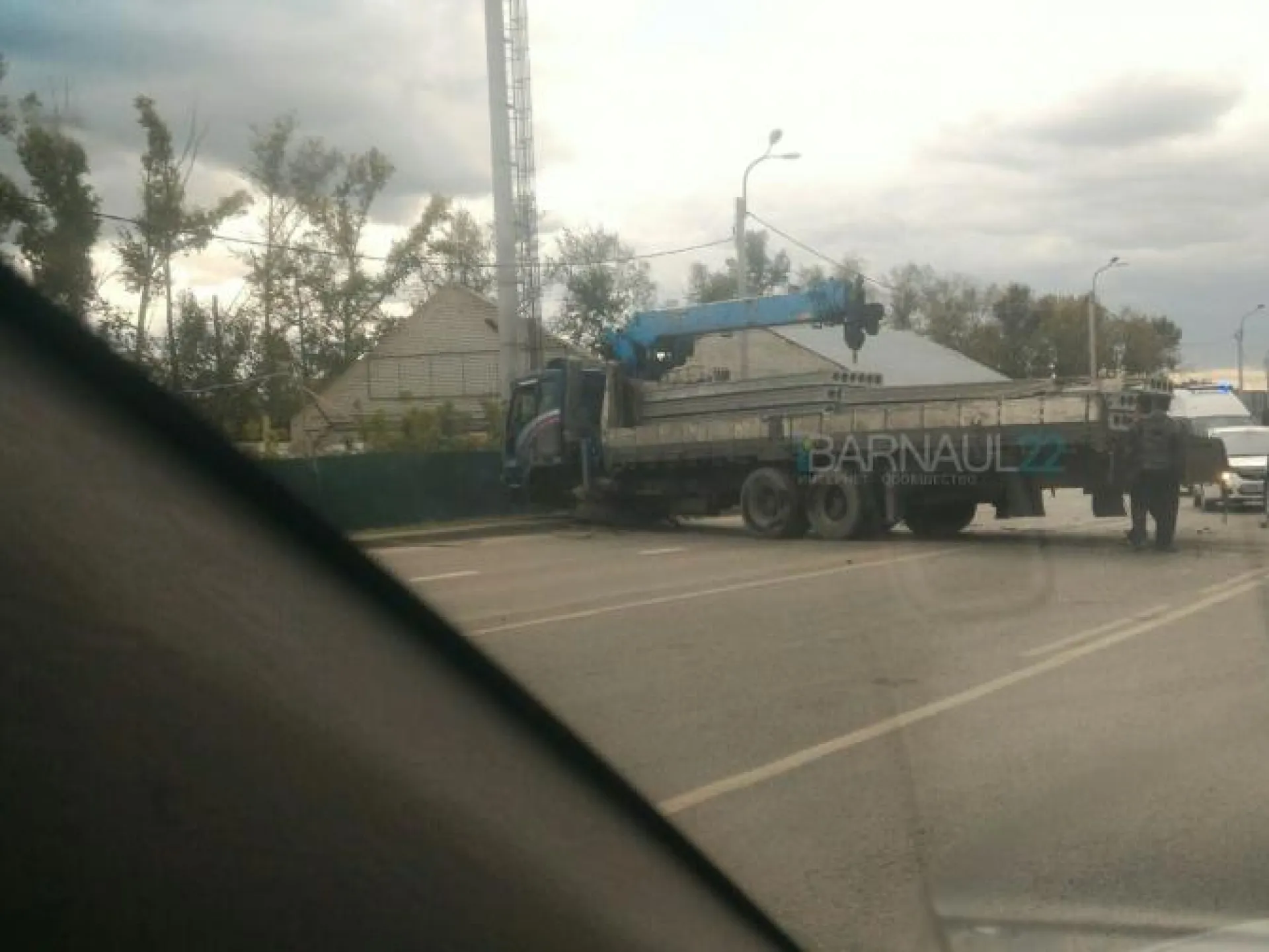 Колеса оторвало у грузовика в Барнауле Колеса оторвало у грузовика в Барнауле