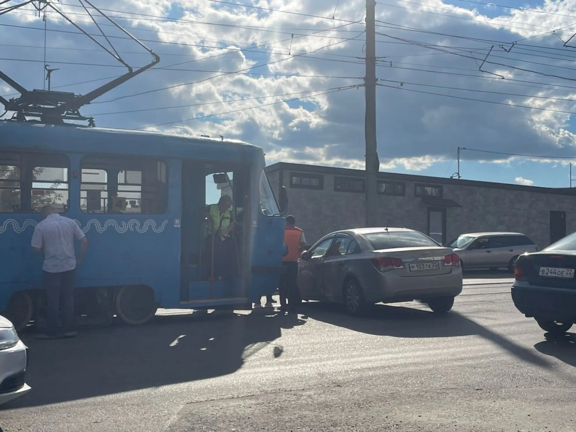 Движение трамваев по улице Челюскинцев в Барнауле остановилось из-за ДТП Движение трамваев по улице Челюскинцев в Барнауле остановилось из-за ДТП