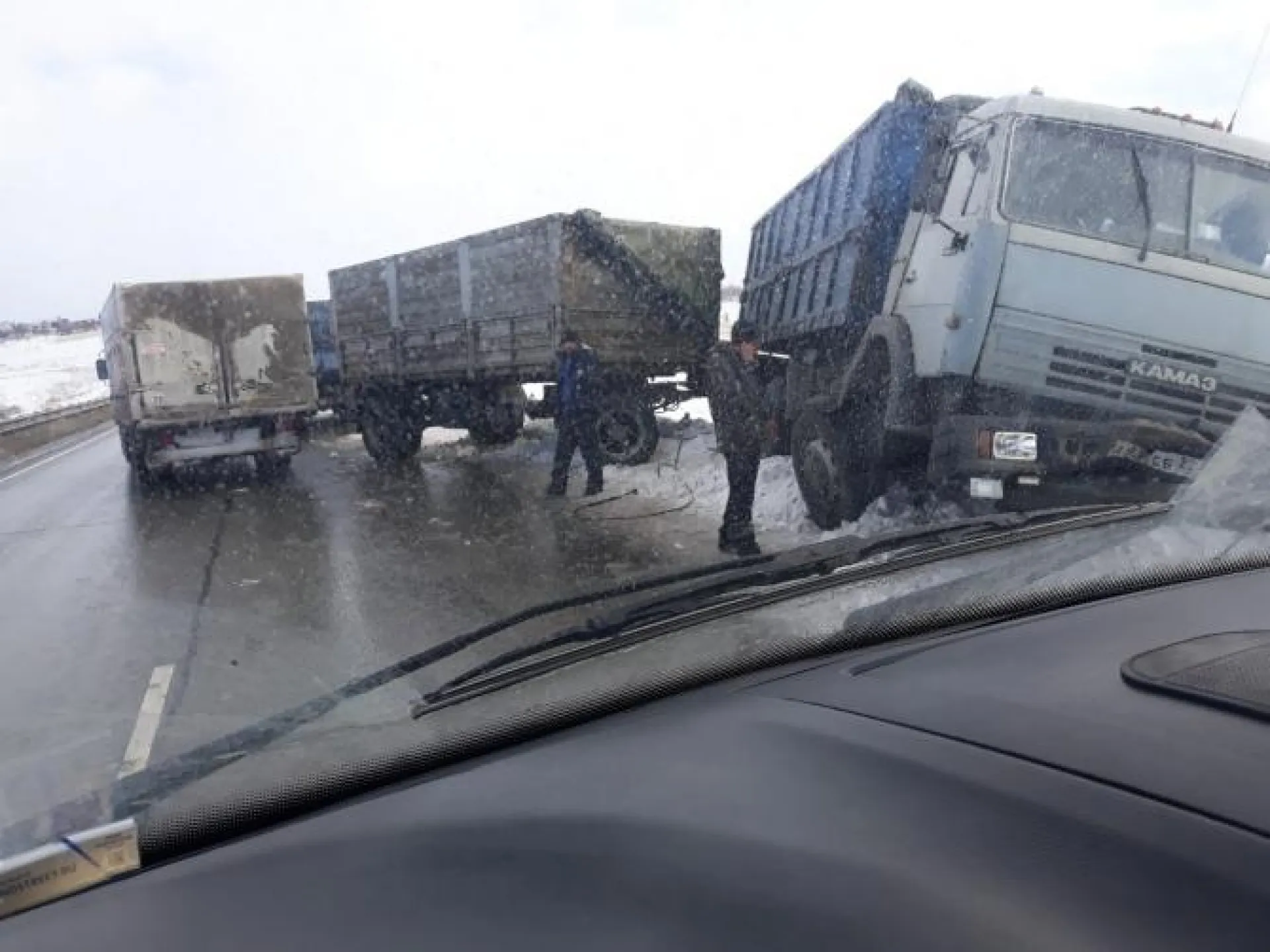 КамАЗ с прицепом слетел с трассы в Алтайском крае